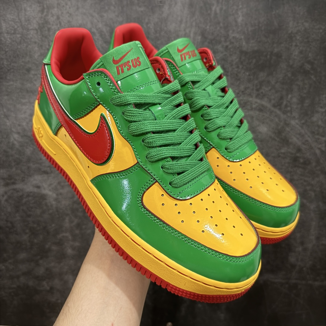 【Top纯原】Lil Yachty x NK Air Force 1 Low 空军一号联名绿金红 IH4383-300 鞋身通体采用漆皮材质打造,配色方面也一改初代的简约设计,采用黄/绿/红三色呈现,辨识度极高!通体撞色的设计搭配红色Swoosh点缀,吸睛程度不用多说!鞋舌标签以IT`S US字样呈现,尾部的同样带有Lil Yachty标志性的刺绣Logo,彰显联名身份。 尺码:36 36.5 37.5 38 38.5 39 40 40.5 41 42 42.5 43 44 44.5 45 46 47.5-选品中心