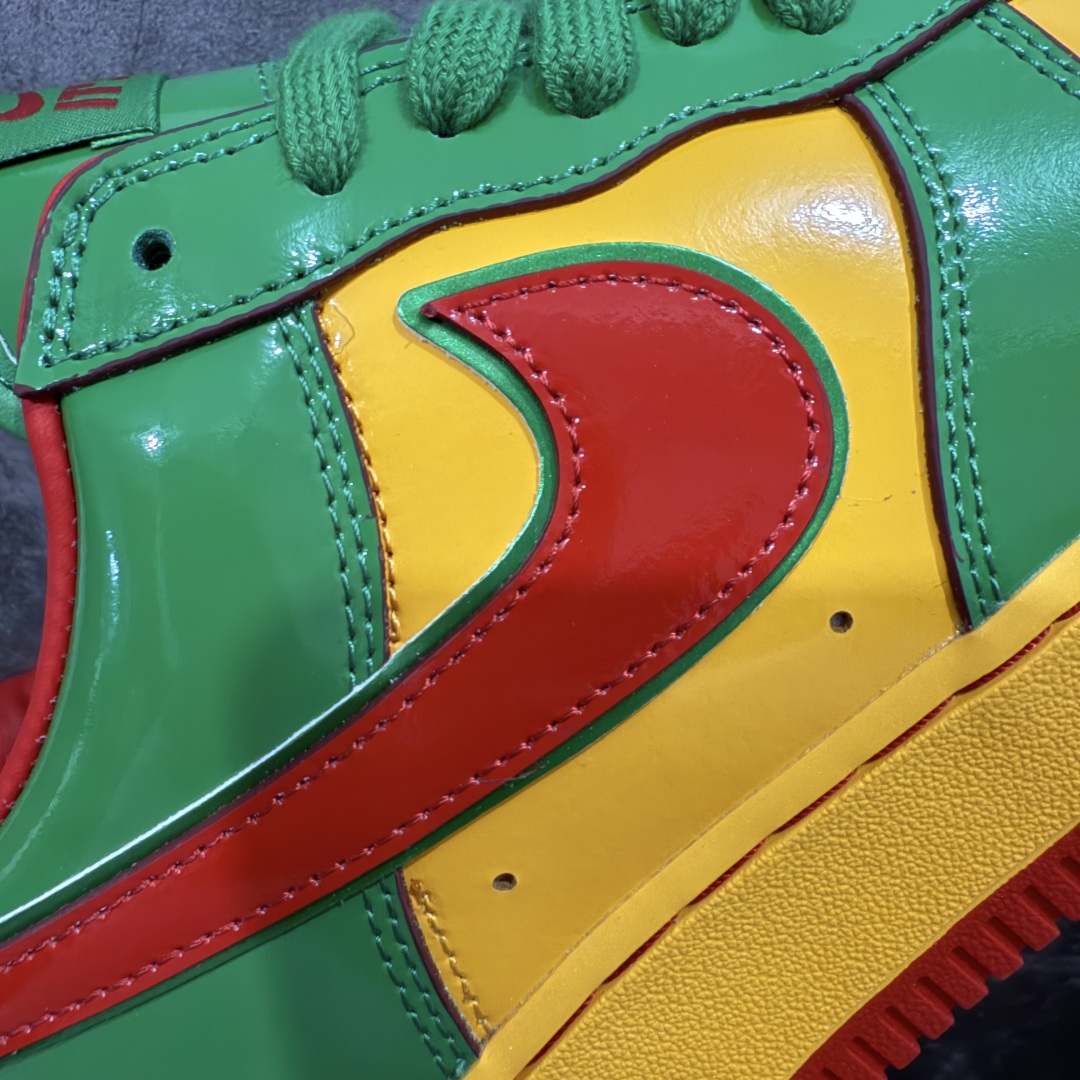 图片[4]-【Top纯原】Lil Yachty x NK Air Force 1 Low 空军一号联名绿金红 IH4383-300 鞋身通体采用漆皮材质打造，配色方面也一改初代的简约设计，采用黄/绿/红三色呈现，辨识度极高！通体撞色的设计搭配红色Swoosh点缀，吸睛程度不用多说！鞋舌标签以IT`S US字样呈现，尾部的同样带有Lil Yachty标志性的刺绣Logo，彰显联名身份。 尺码：36 36.5 37.5 38 38.5 39 40 40.5 41 42 42.5 43 44 44.5 45 46 47.5-选品中心