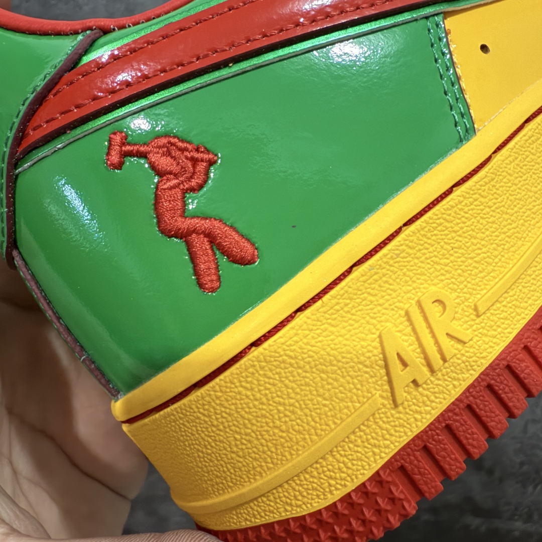 图片[3]-【Top纯原】Lil Yachty x NK Air Force 1 Low 空军一号联名绿金红 IH4383-300 鞋身通体采用漆皮材质打造，配色方面也一改初代的简约设计，采用黄/绿/红三色呈现，辨识度极高！通体撞色的设计搭配红色Swoosh点缀，吸睛程度不用多说！鞋舌标签以IT`S US字样呈现，尾部的同样带有Lil Yachty标志性的刺绣Logo，彰显联名身份。 尺码：36 36.5 37.5 38 38.5 39 40 40.5 41 42 42.5 43 44 44.5 45 46 47.5-选品中心