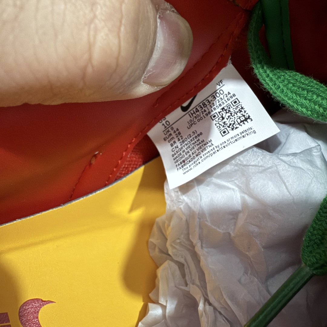 图片[8]-【Top纯原】Lil Yachty x NK Air Force 1 Low 空军一号联名绿金红 IH4383-300 鞋身通体采用漆皮材质打造，配色方面也一改初代的简约设计，采用黄/绿/红三色呈现，辨识度极高！通体撞色的设计搭配红色Swoosh点缀，吸睛程度不用多说！鞋舌标签以IT`S US字样呈现，尾部的同样带有Lil Yachty标志性的刺绣Logo，彰显联名身份。 尺码：36 36.5 37.5 38 38.5 39 40 40.5 41 42 42.5 43 44 44.5 45 46 47.5-选品中心