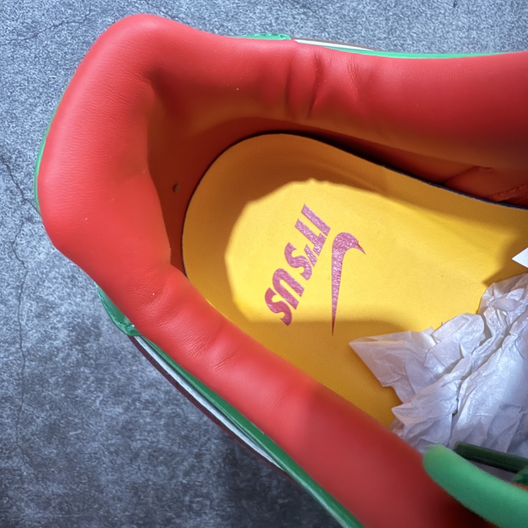 图片[9]-【Top纯原】Lil Yachty x NK Air Force 1 Low 空军一号联名绿金红 IH4383-300 鞋身通体采用漆皮材质打造，配色方面也一改初代的简约设计，采用黄/绿/红三色呈现，辨识度极高！通体撞色的设计搭配红色Swoosh点缀，吸睛程度不用多说！鞋舌标签以IT`S US字样呈现，尾部的同样带有Lil Yachty标志性的刺绣Logo，彰显联名身份。 尺码：36 36.5 37.5 38 38.5 39 40 40.5 41 42 42.5 43 44 44.5 45 46 47.5-选品中心