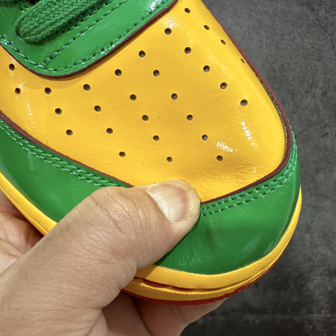 图片[5]-【Top纯原】Lil Yachty x NK Air Force 1 Low 空军一号联名绿金红 IH4383-300 鞋身通体采用漆皮材质打造，配色方面也一改初代的简约设计，采用黄/绿/红三色呈现，辨识度极高！通体撞色的设计搭配红色Swoosh点缀，吸睛程度不用多说！鞋舌标签以IT`S US字样呈现，尾部的同样带有Lil Yachty标志性的刺绣Logo，彰显联名身份。 尺码：36 36.5 37.5 38 38.5 39 40 40.5 41 42 42.5 43 44 44.5 45 46 47.5-选品中心