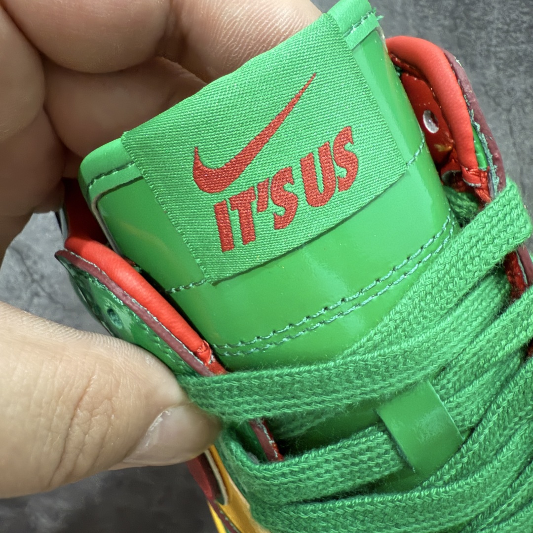 图片[6]-【Top纯原】Lil Yachty x NK Air Force 1 Low 空军一号联名绿金红 IH4383-300 鞋身通体采用漆皮材质打造，配色方面也一改初代的简约设计，采用黄/绿/红三色呈现，辨识度极高！通体撞色的设计搭配红色Swoosh点缀，吸睛程度不用多说！鞋舌标签以IT`S US字样呈现，尾部的同样带有Lil Yachty标志性的刺绣Logo，彰显联名身份。 尺码：36 36.5 37.5 38 38.5 39 40 40.5 41 42 42.5 43 44 44.5 45 46 47.5-选品中心