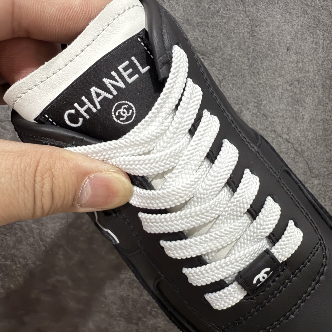 纯原CHANEL 25。 菱格纹运动鞋 黑色 绒面小牛皮 圆头系带 平底 低帮 生活休闲鞋
经典