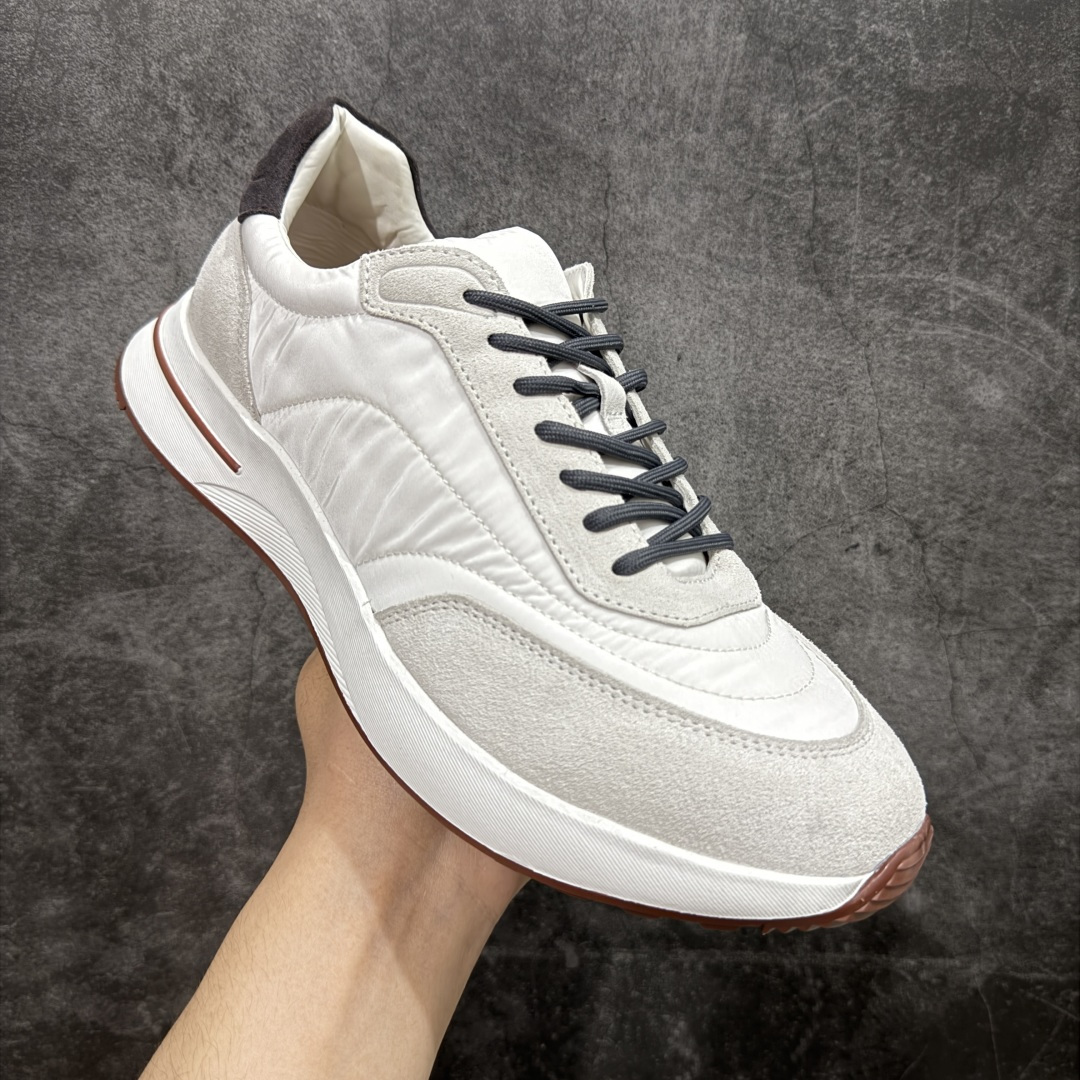 图片[3]-【外贸版本】Loro Piana 男士皮革休闲鞋低调奢华，步履从容！现火爆小红书 FB各大社媒！ Loro Piana 顶级皮革以自然纹理诠释质感，柔软耐磨，随穿着时间愈发温润。 经典设计，细节见匠心，圆头系带厚底复古与现代交融，舒适支撑，拉长腿部线条。 轻松搭配西装、休闲裤，无缝切换商务与生活场景。 **缓震厚底设计**，减轻足部压力；内衬透气材质，全天候保持干爽。 **黑色经典，永恒格调** 深邃黑色适配一切场合，从日常通勤到周末漫游，低调中彰显全套包装 带有原版原珠（可补充品牌标志性工艺或环保理念，如“采用Loro Piana专利鞣制技术，环保无铬鞣革”） 尺码：39 40 41 42 43 44 45 46-选品中心