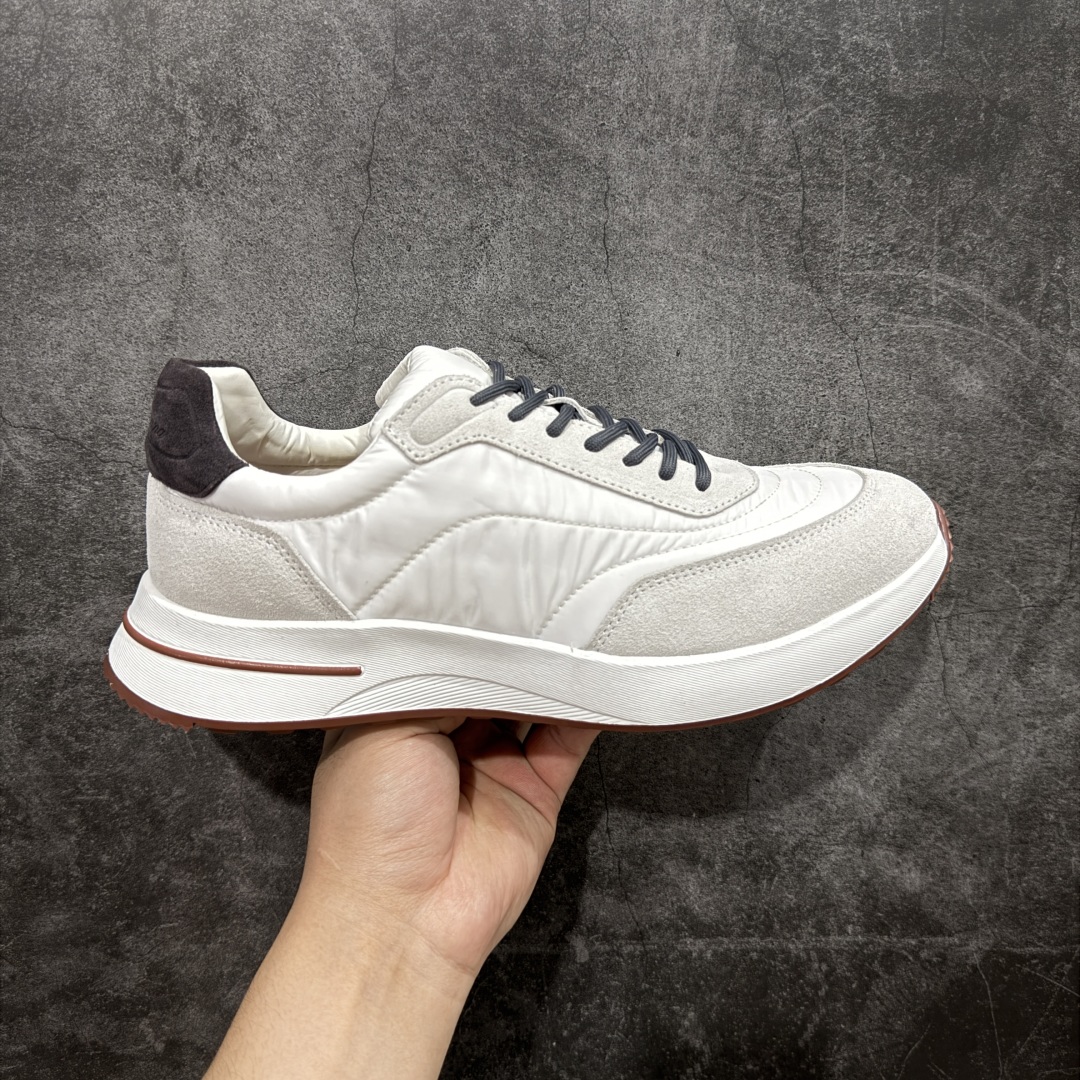 【外贸版本】Loro Piana 男士皮革休闲鞋低调奢华，步履从容！现火爆小红书 FB各大社媒！ Loro Piana 顶级皮革以自然纹理诠释质感，柔软耐磨，随穿着时间愈发温润。 经典设计，细节见匠心，圆头系带厚底复古与现代交融，舒适支撑，拉长腿部线条。 轻松搭配西装、休闲裤，无缝切换商务与生活场景。 **缓震厚底设计**，减轻足部压力；内衬透气材质，全天候保持干爽。 **黑色经典，永恒格调** 深邃黑色适配一切场合，从日常通勤到周末漫游，低调中彰显全套包装 带有原版原珠（可补充品牌标志性工艺或环保理念，如“采用Loro Piana专利鞣制技术，环保无铬鞣革”） 尺码：39 40 41 42 43 44 45 46-选品中心