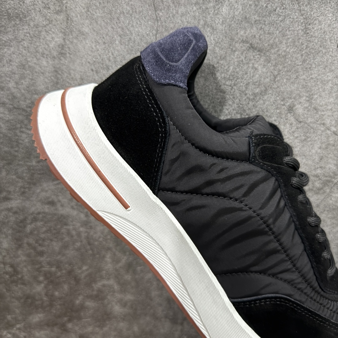 图片[7]-【外贸版本】Loro Piana 男士皮革休闲鞋低调奢华，步履从容！现火爆小红书 FB各大社媒！ Loro Piana 顶级皮革以自然纹理诠释质感，柔软耐磨，随穿着时间愈发温润。 经典设计，细节见匠心，圆头系带厚底复古与现代交融，舒适支撑，拉长腿部线条。 轻松搭配西装、休闲裤，无缝切换商务与生活场景。 **缓震厚底设计**，减轻足部压力；内衬透气材质，全天候保持干爽。 **黑色经典，永恒格调** 深邃黑色适配一切场合，从日常通勤到周末漫游，低调中彰显全套包装 带有原版原珠（可补充品牌标志性工艺或环保理念，如“采用Loro Piana专利鞣制技术，环保无铬鞣革”） 尺码：39 40 41 42 43 44 45 46-选品中心