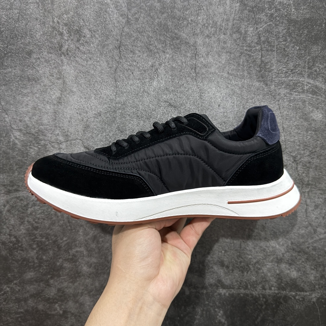 图片[2]-【外贸版本】Loro Piana 男士皮革休闲鞋低调奢华，步履从容！现火爆小红书 FB各大社媒！ Loro Piana 顶级皮革以自然纹理诠释质感，柔软耐磨，随穿着时间愈发温润。 经典设计，细节见匠心，圆头系带厚底复古与现代交融，舒适支撑，拉长腿部线条。 轻松搭配西装、休闲裤，无缝切换商务与生活场景。 **缓震厚底设计**，减轻足部压力；内衬透气材质，全天候保持干爽。 **黑色经典，永恒格调** 深邃黑色适配一切场合，从日常通勤到周末漫游，低调中彰显全套包装 带有原版原珠（可补充品牌标志性工艺或环保理念，如“采用Loro Piana专利鞣制技术，环保无铬鞣革”） 尺码：39 40 41 42 43 44 45 46-选品中心