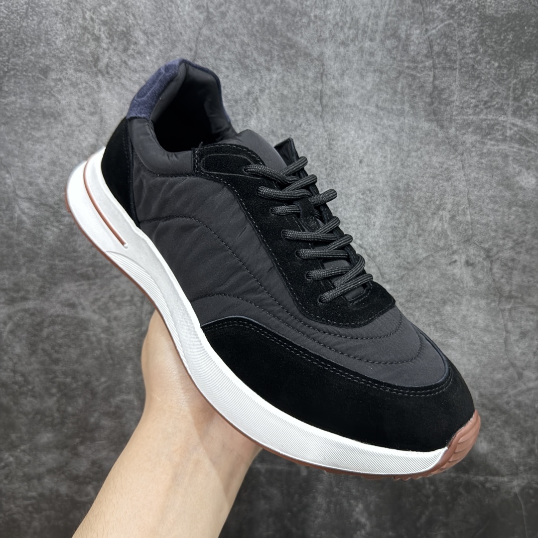 图片[3]-【外贸版本】Loro Piana 男士皮革休闲鞋低调奢华，步履从容！现火爆小红书 FB各大社媒！ Loro Piana 顶级皮革以自然纹理诠释质感，柔软耐磨，随穿着时间愈发温润。 经典设计，细节见匠心，圆头系带厚底复古与现代交融，舒适支撑，拉长腿部线条。 轻松搭配西装、休闲裤，无缝切换商务与生活场景。 **缓震厚底设计**，减轻足部压力；内衬透气材质，全天候保持干爽。 **黑色经典，永恒格调** 深邃黑色适配一切场合，从日常通勤到周末漫游，低调中彰显全套包装 带有原版原珠（可补充品牌标志性工艺或环保理念，如“采用Loro Piana专利鞣制技术，环保无铬鞣革”） 尺码：39 40 41 42 43 44 45 46-选品中心