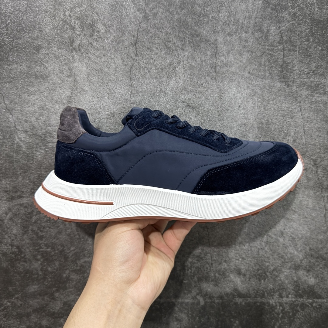 【外贸版本】Loro Piana 男士皮革休闲鞋低调奢华，步履从容！现火爆小红书 FB各大社媒！ Loro Piana 顶级皮革以自然纹理诠释质感，柔软耐磨，随穿着时间愈发温润。 经典设计，细节见匠心，圆头系带厚底复古与现代交融，舒适支撑，拉长腿部线条。 轻松搭配西装、休闲裤，无缝切换商务与生活场景。 **缓震厚底设计**，减轻足部压力；内衬透气材质，全天候保持干爽。 **黑色经典，永恒格调** 深邃黑色适配一切场合，从日常通勤到周末漫游，低调中彰显全套包装 带有原版原珠（可补充品牌标志性工艺或环保理念，如“采用Loro Piana专利鞣制技术，环保无铬鞣革”） 尺码：39 40 41 42 43 44 45 46-选品中心