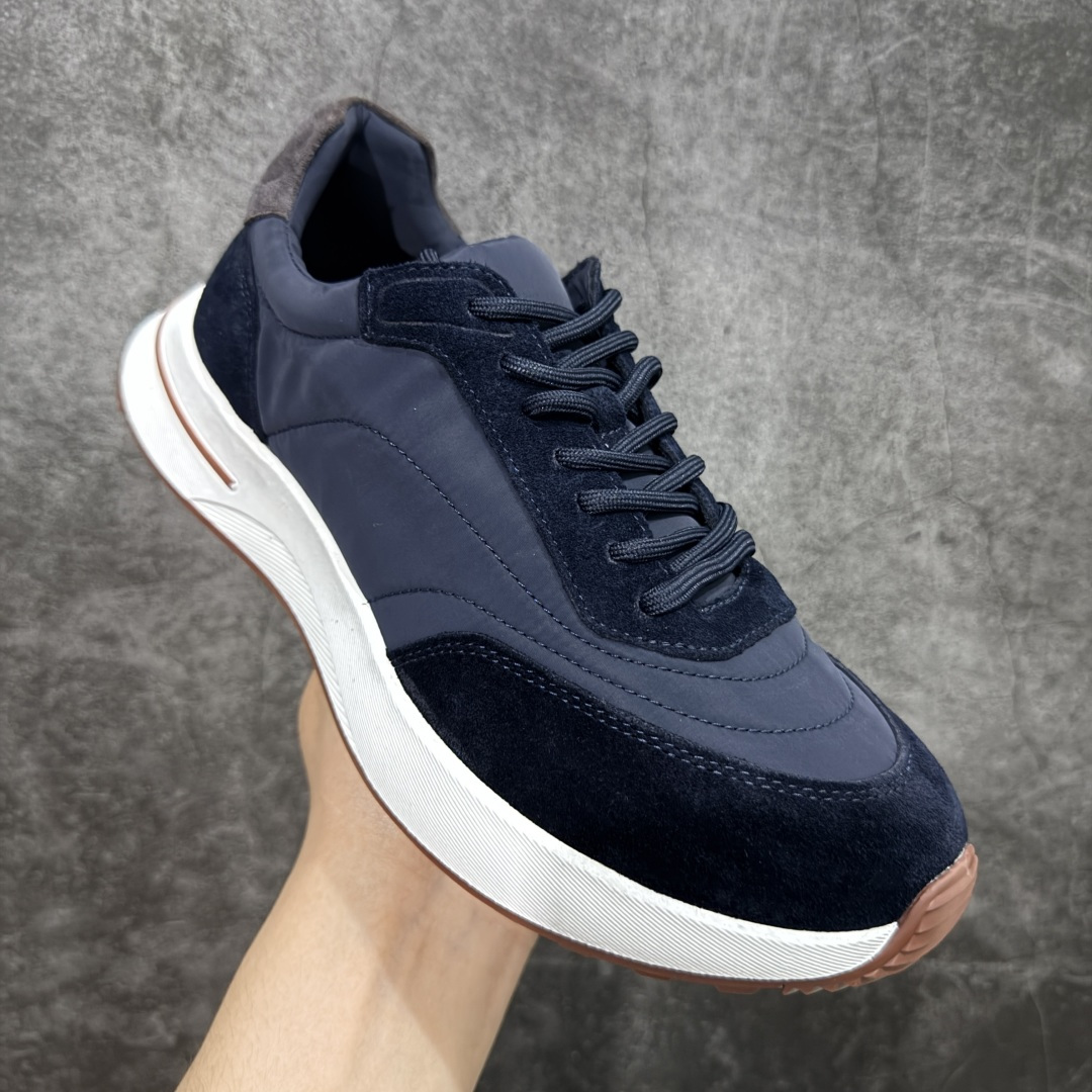 图片[3]-【外贸版本】Loro Piana 男士皮革休闲鞋低调奢华，步履从容！现火爆小红书 FB各大社媒！ Loro Piana 顶级皮革以自然纹理诠释质感，柔软耐磨，随穿着时间愈发温润。 经典设计，细节见匠心，圆头系带厚底复古与现代交融，舒适支撑，拉长腿部线条。 轻松搭配西装、休闲裤，无缝切换商务与生活场景。 **缓震厚底设计**，减轻足部压力；内衬透气材质，全天候保持干爽。 **黑色经典，永恒格调** 深邃黑色适配一切场合，从日常通勤到周末漫游，低调中彰显全套包装 带有原版原珠（可补充品牌标志性工艺或环保理念，如“采用Loro Piana专利鞣制技术，环保无铬鞣革”） 尺码：39 40 41 42 43 44 45 46-选品中心