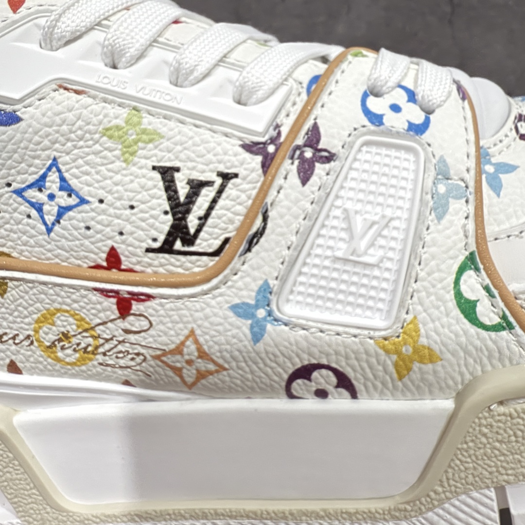 图片[4]-【HM无胶顶级版礼盒】 现货当天可取 LV Trainer系列高奢运动鞋 Louis Vuitton LV Trainer系列 &村上隆/Takashi Murakami 白三彩白色 新款芯片顶级 潮人必备单品 同步ZP官网空胶工艺 鞋舌、挂饰均镶嵌NFC芯片感应装置 正确胶片断点式设计 中底正确还原原版油印字母比例 1：1原楦格板、楦头、刀磨全新升级！ 独家订制顶级压纹麂皮 原版开模TPU大底 质感原版一致 垫脚聚米微料加透气英伦网布 披靡市场任何版本！细节完美呈现！ 代购指定版本 全新升级最新双盒包装 扫码秒进官网！ 全套包装配件同比原版 尺码： 35-46-选品中心