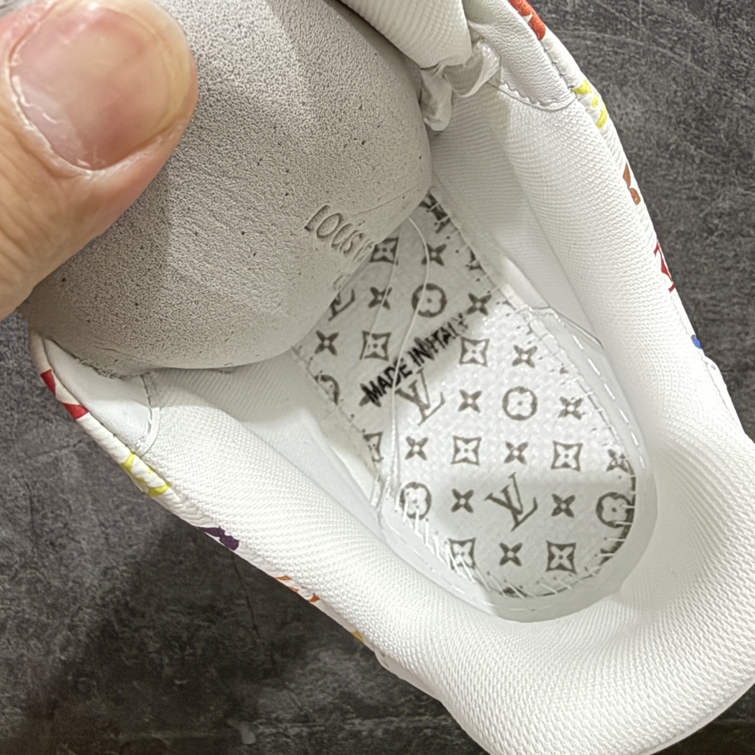 图片[8]-【HM无胶顶级版礼盒】 现货当天可取 LV Trainer系列高奢运动鞋 Louis Vuitton LV Trainer系列 &村上隆/Takashi Murakami 白三彩白色 新款芯片顶级 潮人必备单品 同步ZP官网空胶工艺 鞋舌、挂饰均镶嵌NFC芯片感应装置 正确胶片断点式设计 中底正确还原原版油印字母比例 1：1原楦格板、楦头、刀磨全新升级！ 独家订制顶级压纹麂皮 原版开模TPU大底 质感原版一致 垫脚聚米微料加透气英伦网布 披靡市场任何版本！细节完美呈现！ 代购指定版本 全新升级最新双盒包装 扫码秒进官网！ 全套包装配件同比原版 尺码： 35-46-选品中心