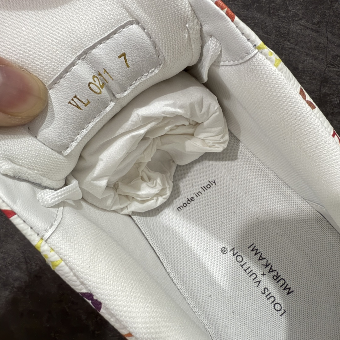 图片[7]-【HM无胶顶级版礼盒】 现货当天可取 LV Trainer系列高奢运动鞋 Louis Vuitton LV Trainer系列 &村上隆/Takashi Murakami 白三彩白色 新款芯片顶级 潮人必备单品 同步ZP官网空胶工艺 鞋舌、挂饰均镶嵌NFC芯片感应装置 正确胶片断点式设计 中底正确还原原版油印字母比例 1：1原楦格板、楦头、刀磨全新升级！ 独家订制顶级压纹麂皮 原版开模TPU大底 质感原版一致 垫脚聚米微料加透气英伦网布 披靡市场任何版本！细节完美呈现！ 代购指定版本 全新升级最新双盒包装 扫码秒进官网！ 全套包装配件同比原版 尺码： 35-46-选品中心