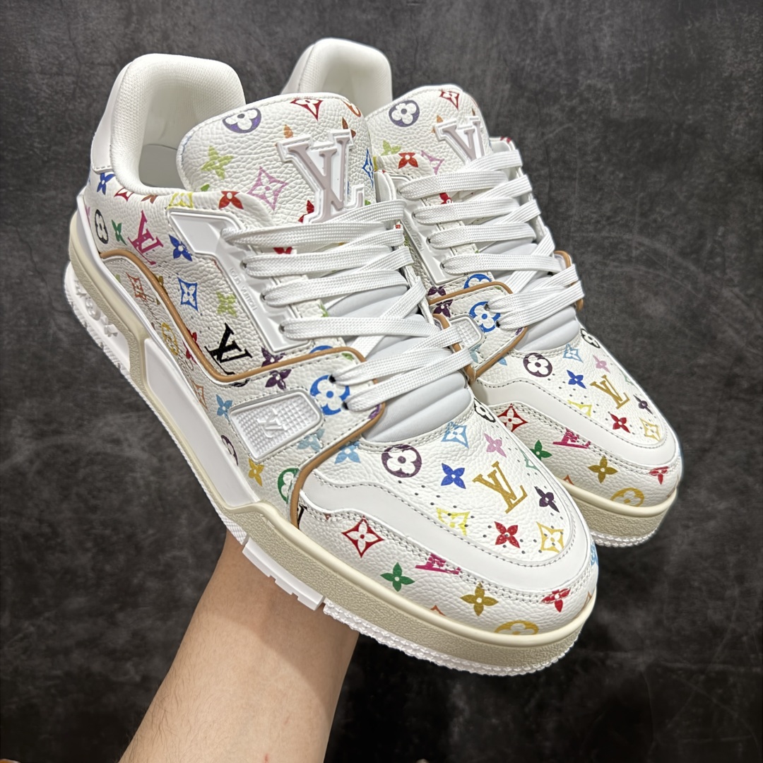 【HM无胶顶级版礼盒】 现货当天可取 LV Trainer系列高奢运动鞋 Louis Vuitton LV Trainer系列 &村上隆/Takashi Murakami 白三彩白色 新款芯片顶级 潮人必备单品 同步ZP官网空胶工艺 鞋舌、挂饰均镶嵌NFC芯片感应装置 正确胶片断点式设计 中底正确还原原版油印字母比例 1:1原楦格板、楦头、刀磨全新升级! 独家订制顶级压纹麂皮 原版开模TPU大底 质感原版一致 垫脚聚米微料加透气英伦网布 披靡市场任何版本!细节完美呈现! 代购指定版本 全新升级最新双盒包装 扫码秒进官网! 全套包装配件同比原版 尺码: 35-46-选品中心
