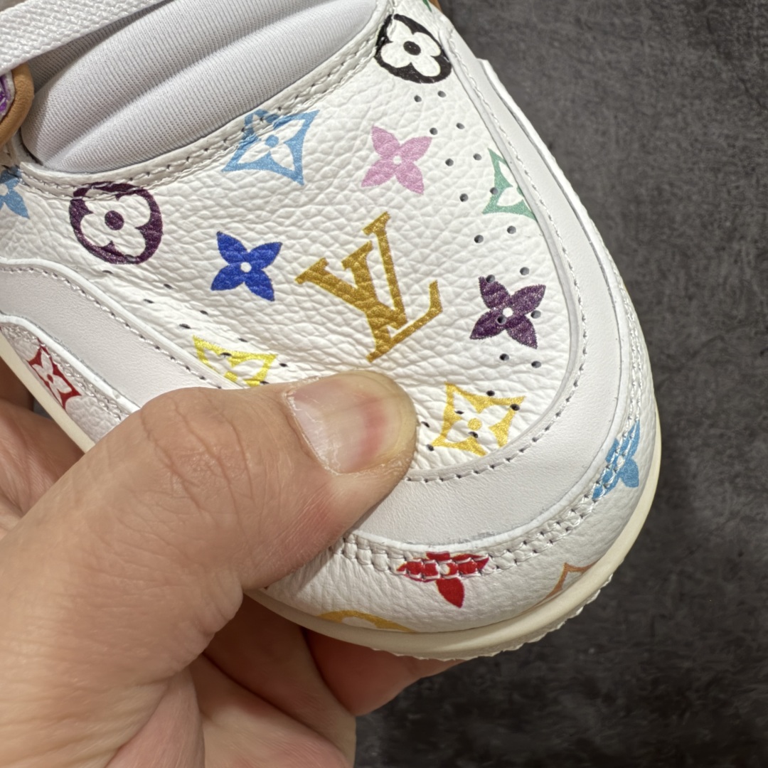 图片[5]-【HM无胶顶级版礼盒】 现货当天可取 LV Trainer系列高奢运动鞋 Louis Vuitton LV Trainer系列 &村上隆/Takashi Murakami 白三彩白色 新款芯片顶级 潮人必备单品 同步ZP官网空胶工艺 鞋舌、挂饰均镶嵌NFC芯片感应装置 正确胶片断点式设计 中底正确还原原版油印字母比例 1：1原楦格板、楦头、刀磨全新升级！ 独家订制顶级压纹麂皮 原版开模TPU大底 质感原版一致 垫脚聚米微料加透气英伦网布 披靡市场任何版本！细节完美呈现！ 代购指定版本 全新升级最新双盒包装 扫码秒进官网！ 全套包装配件同比原版 尺码： 35-46-选品中心