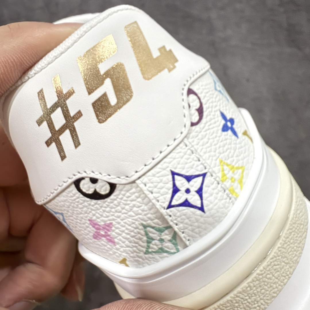 图片[2]-【HM无胶顶级版礼盒】 现货当天可取 LV Trainer系列高奢运动鞋 Louis Vuitton LV Trainer系列 &村上隆/Takashi Murakami 白三彩白色 新款芯片顶级 潮人必备单品 同步ZP官网空胶工艺 鞋舌、挂饰均镶嵌NFC芯片感应装置 正确胶片断点式设计 中底正确还原原版油印字母比例 1：1原楦格板、楦头、刀磨全新升级！ 独家订制顶级压纹麂皮 原版开模TPU大底 质感原版一致 垫脚聚米微料加透气英伦网布 披靡市场任何版本！细节完美呈现！ 代购指定版本 全新升级最新双盒包装 扫码秒进官网！ 全套包装配件同比原版 尺码： 35-46-选品中心