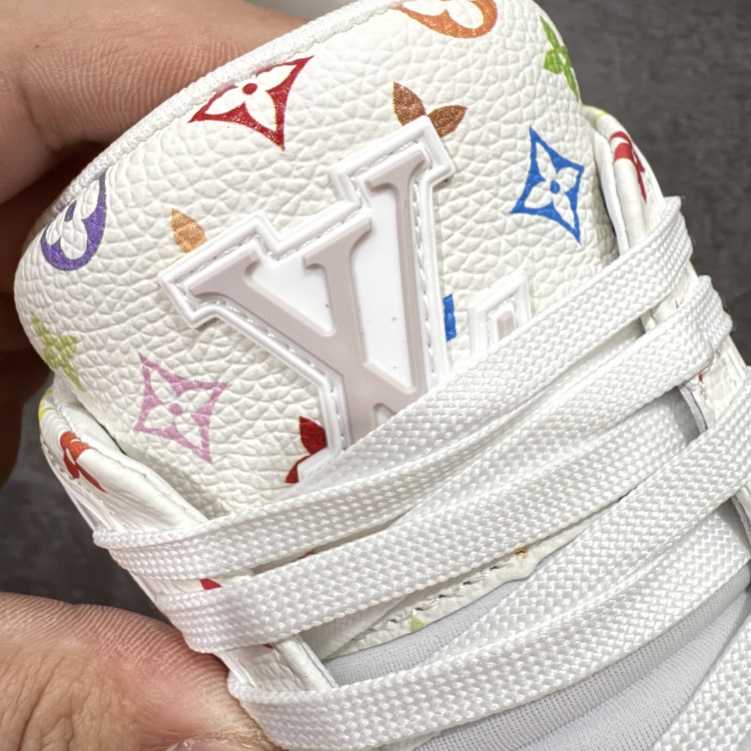图片[6]-【HM无胶顶级版礼盒】 现货当天可取 LV Trainer系列高奢运动鞋 Louis Vuitton LV Trainer系列 &村上隆/Takashi Murakami 白三彩白色 新款芯片顶级 潮人必备单品 同步ZP官网空胶工艺 鞋舌、挂饰均镶嵌NFC芯片感应装置 正确胶片断点式设计 中底正确还原原版油印字母比例 1：1原楦格板、楦头、刀磨全新升级！ 独家订制顶级压纹麂皮 原版开模TPU大底 质感原版一致 垫脚聚米微料加透气英伦网布 披靡市场任何版本！细节完美呈现！ 代购指定版本 全新升级最新双盒包装 扫码秒进官网！ 全套包装配件同比原版 尺码： 35-46-选品中心