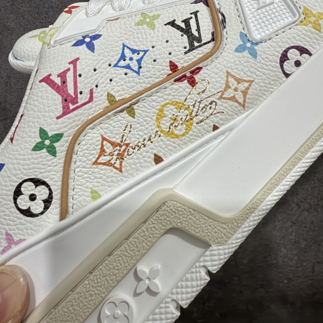 图片[3]-【HM无胶顶级版礼盒】 现货当天可取 LV Trainer系列高奢运动鞋 Louis Vuitton LV Trainer系列 &村上隆/Takashi Murakami 白三彩白色 新款芯片顶级 潮人必备单品 同步ZP官网空胶工艺 鞋舌、挂饰均镶嵌NFC芯片感应装置 正确胶片断点式设计 中底正确还原原版油印字母比例 1：1原楦格板、楦头、刀磨全新升级！ 独家订制顶级压纹麂皮 原版开模TPU大底 质感原版一致 垫脚聚米微料加透气英伦网布 披靡市场任何版本！细节完美呈现！ 代购指定版本 全新升级最新双盒包装 扫码秒进官网！ 全套包装配件同比原版 尺码： 35-46-选品中心