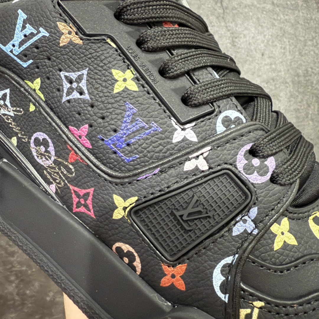 图片[4]-【HM无胶顶级版礼盒】 现货当天可取 LV Trainer系列高奢运动鞋 Louis Vuitton LV Trainer系列 &村上隆/Takashi Murakami 黑三彩黑色 新款芯片顶级 潮人必备单品 同步ZP官网空胶工艺 鞋舌、挂饰均镶嵌NFC芯片感应装置 正确胶片断点式设计 中底正确还原原版油印字母比例 1：1原楦格板、楦头、刀磨全新升级！ 独家订制顶级压纹麂皮 原版开模TPU大底 质感原版一致 垫脚聚米微料加透气英伦网布 披靡市场任何版本！细节完美呈现！ 代购指定版本 全新升级最新双盒包装 扫码秒进官网！ 全套包装配件同比原版 尺码： 35-46-选品中心