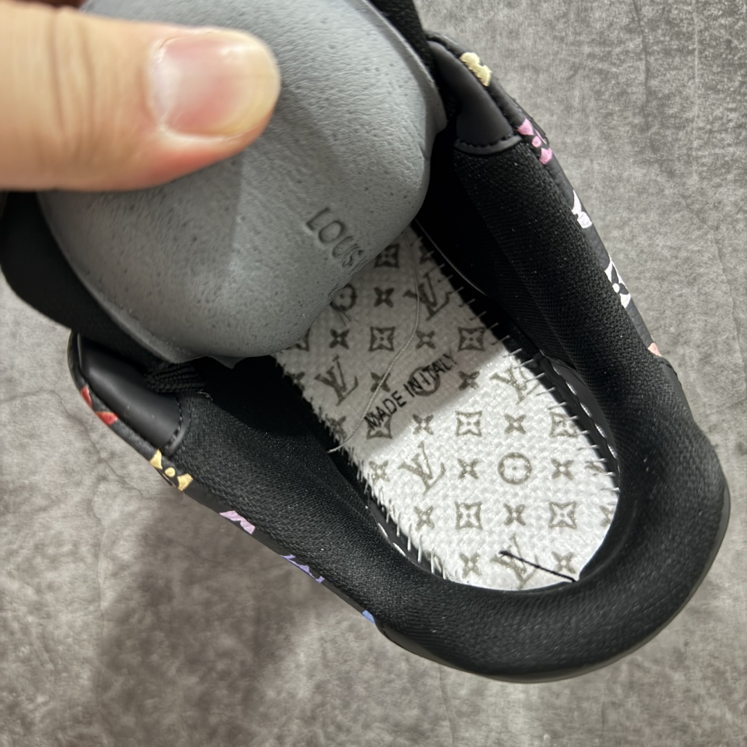 图片[8]-【HM无胶顶级版礼盒】 现货当天可取 LV Trainer系列高奢运动鞋 Louis Vuitton LV Trainer系列 &村上隆/Takashi Murakami 黑三彩黑色 新款芯片顶级 潮人必备单品 同步ZP官网空胶工艺 鞋舌、挂饰均镶嵌NFC芯片感应装置 正确胶片断点式设计 中底正确还原原版油印字母比例 1：1原楦格板、楦头、刀磨全新升级！ 独家订制顶级压纹麂皮 原版开模TPU大底 质感原版一致 垫脚聚米微料加透气英伦网布 披靡市场任何版本！细节完美呈现！ 代购指定版本 全新升级最新双盒包装 扫码秒进官网！ 全套包装配件同比原版 尺码： 35-46-选品中心
