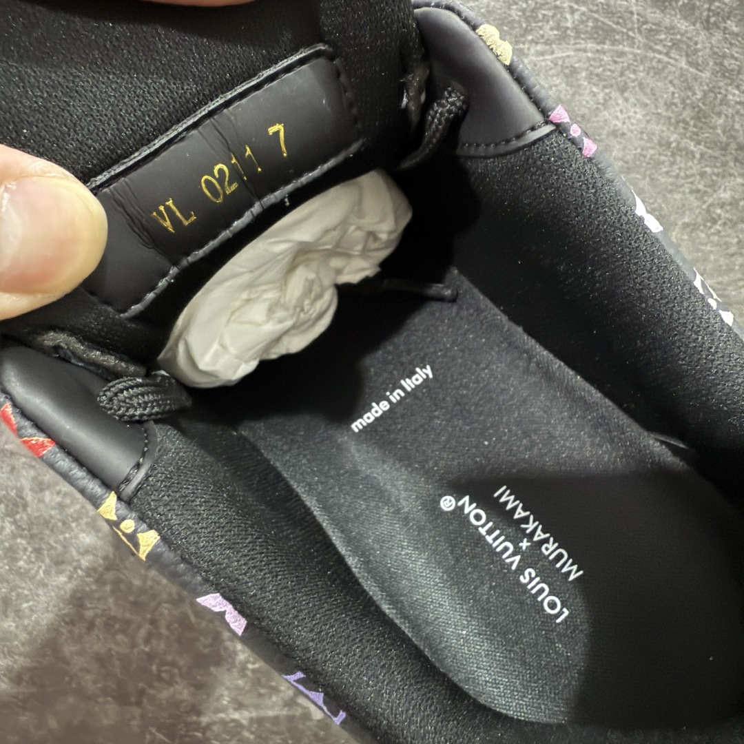 图片[7]-【HM无胶顶级版礼盒】 现货当天可取 LV Trainer系列高奢运动鞋 Louis Vuitton LV Trainer系列 &村上隆/Takashi Murakami 黑三彩黑色 新款芯片顶级 潮人必备单品 同步ZP官网空胶工艺 鞋舌、挂饰均镶嵌NFC芯片感应装置 正确胶片断点式设计 中底正确还原原版油印字母比例 1：1原楦格板、楦头、刀磨全新升级！ 独家订制顶级压纹麂皮 原版开模TPU大底 质感原版一致 垫脚聚米微料加透气英伦网布 披靡市场任何版本！细节完美呈现！ 代购指定版本 全新升级最新双盒包装 扫码秒进官网！ 全套包装配件同比原版 尺码： 35-46-选品中心