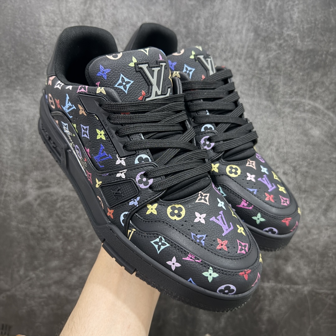【HM无胶顶级版礼盒】 现货当天可取 LV Trainer系列高奢运动鞋 Louis Vuitton LV Trainer系列 &村上隆/Takashi Murakami 黑三彩黑色 新款芯片顶级 潮人必备单品 同步ZP官网空胶工艺 鞋舌、挂饰均镶嵌NFC芯片感应装置 正确胶片断点式设计 中底正确还原原版油印字母比例 1:1原楦格板、楦头、刀磨全新升级! 独家订制顶级压纹麂皮 原版开模TPU大底 质感原版一致 垫脚聚米微料加透气英伦网布 披靡市场任何版本!细节完美呈现! 代购指定版本 全新升级最新双盒包装 扫码秒进官网! 全套包装配件同比原版 尺码: 35-46-选品中心
