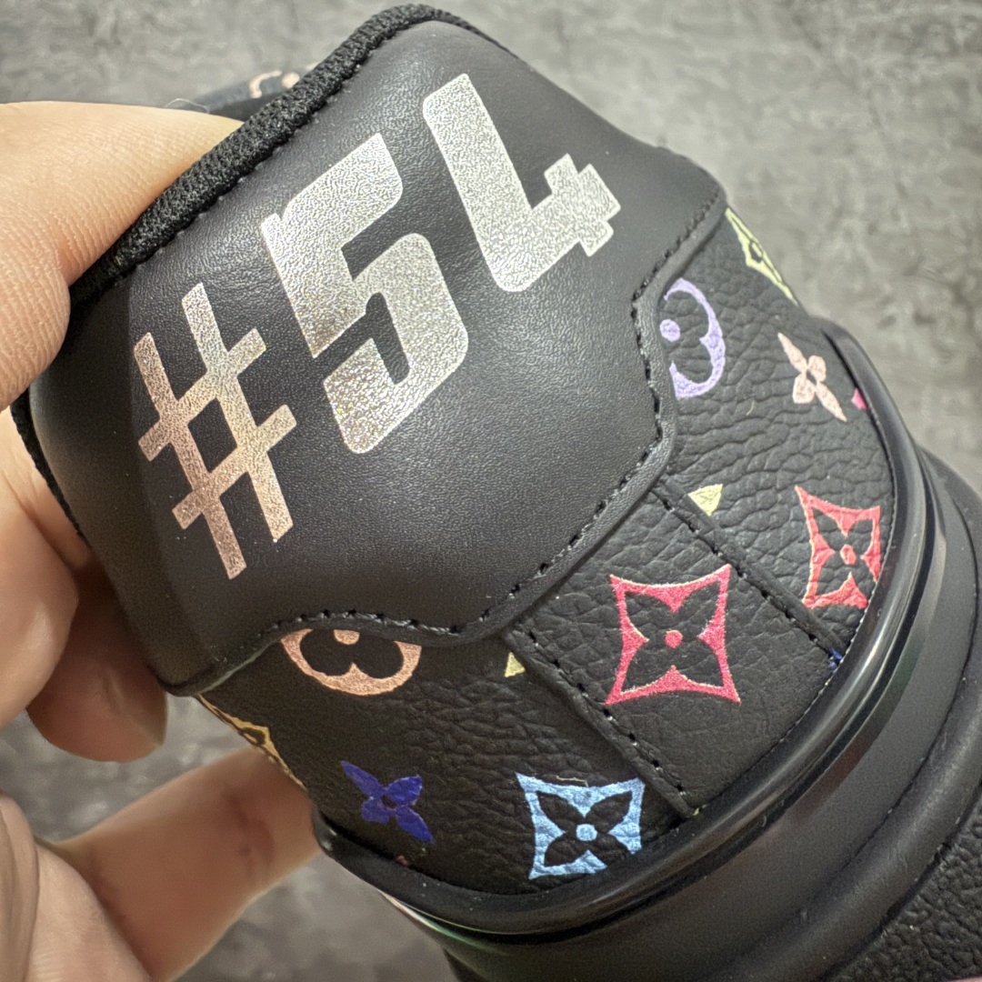 图片[2]-【HM无胶顶级版礼盒】 现货当天可取 LV Trainer系列高奢运动鞋 Louis Vuitton LV Trainer系列 &村上隆/Takashi Murakami 黑三彩黑色 新款芯片顶级 潮人必备单品 同步ZP官网空胶工艺 鞋舌、挂饰均镶嵌NFC芯片感应装置 正确胶片断点式设计 中底正确还原原版油印字母比例 1：1原楦格板、楦头、刀磨全新升级！ 独家订制顶级压纹麂皮 原版开模TPU大底 质感原版一致 垫脚聚米微料加透气英伦网布 披靡市场任何版本！细节完美呈现！ 代购指定版本 全新升级最新双盒包装 扫码秒进官网！ 全套包装配件同比原版 尺码： 35-46-选品中心