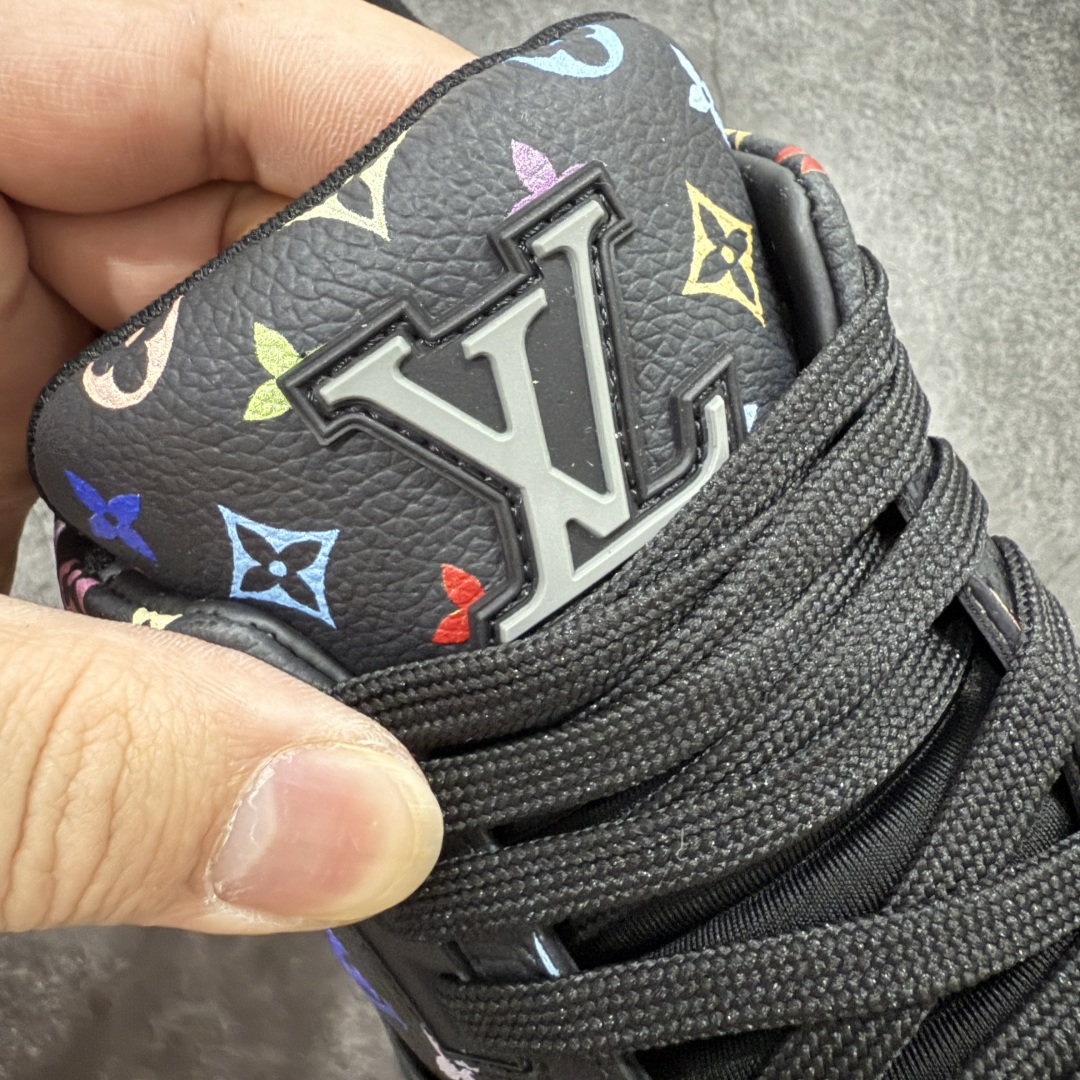 图片[6]-【HM无胶顶级版礼盒】 现货当天可取 LV Trainer系列高奢运动鞋 Louis Vuitton LV Trainer系列 &村上隆/Takashi Murakami 黑三彩黑色 新款芯片顶级 潮人必备单品 同步ZP官网空胶工艺 鞋舌、挂饰均镶嵌NFC芯片感应装置 正确胶片断点式设计 中底正确还原原版油印字母比例 1：1原楦格板、楦头、刀磨全新升级！ 独家订制顶级压纹麂皮 原版开模TPU大底 质感原版一致 垫脚聚米微料加透气英伦网布 披靡市场任何版本！细节完美呈现！ 代购指定版本 全新升级最新双盒包装 扫码秒进官网！ 全套包装配件同比原版 尺码： 35-46-选品中心