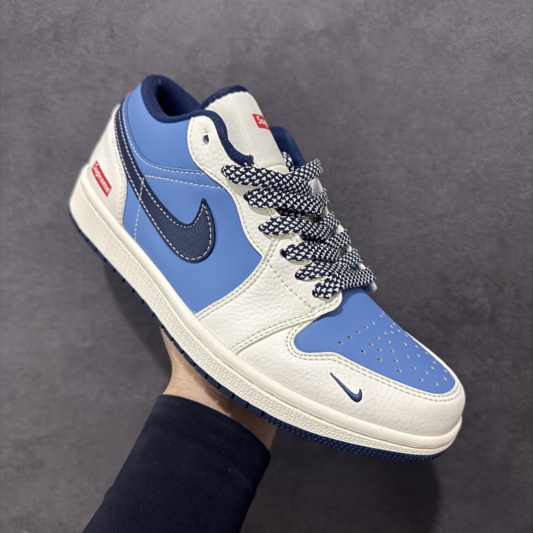 图片[3]-【定制版】Supreme x Air Jordan 1 Low Sup x 乔丹 低帮 联名蓝白红 AJ1 乔丹1代 乔丹篮球鞋系列 鞋身整体以蓝色皮革打造，搭配米白色皮革框架覆盖层，使鞋款十分百搭，鞋身两侧的Swoosh Logo采用深蓝色点缀，后跟Wings Logo辅以红色压印，鞋舌是网眼布材料，增强了透气性，鞋舌上Supreme字样采用红色点缀，鞋头处Nike Swoosh LLogo深蓝色刺绣妆点，后跟印有Supreme字样，彰显联名身份；最后以米白色中底搭配深蓝色橡胶外底完善整体设计收尾。 货号：XX2410-010 尺码：36 36.5 37.5 38 38.5 39 40 40.5 41 42 42.5 43 44 44.5 45-选品中心