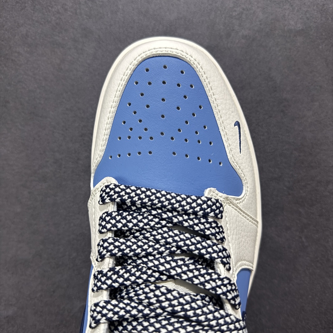 图片[8]-【定制版】Supreme x Air Jordan 1 Low Sup x 乔丹 低帮 联名蓝白红 AJ1 乔丹1代 乔丹篮球鞋系列 鞋身整体以蓝色皮革打造，搭配米白色皮革框架覆盖层，使鞋款十分百搭，鞋身两侧的Swoosh Logo采用深蓝色点缀，后跟Wings Logo辅以红色压印，鞋舌是网眼布材料，增强了透气性，鞋舌上Supreme字样采用红色点缀，鞋头处Nike Swoosh LLogo深蓝色刺绣妆点，后跟印有Supreme字样，彰显联名身份；最后以米白色中底搭配深蓝色橡胶外底完善整体设计收尾。 货号：XX2410-010 尺码：36 36.5 37.5 38 38.5 39 40 40.5 41 42 42.5 43 44 44.5 45-选品中心