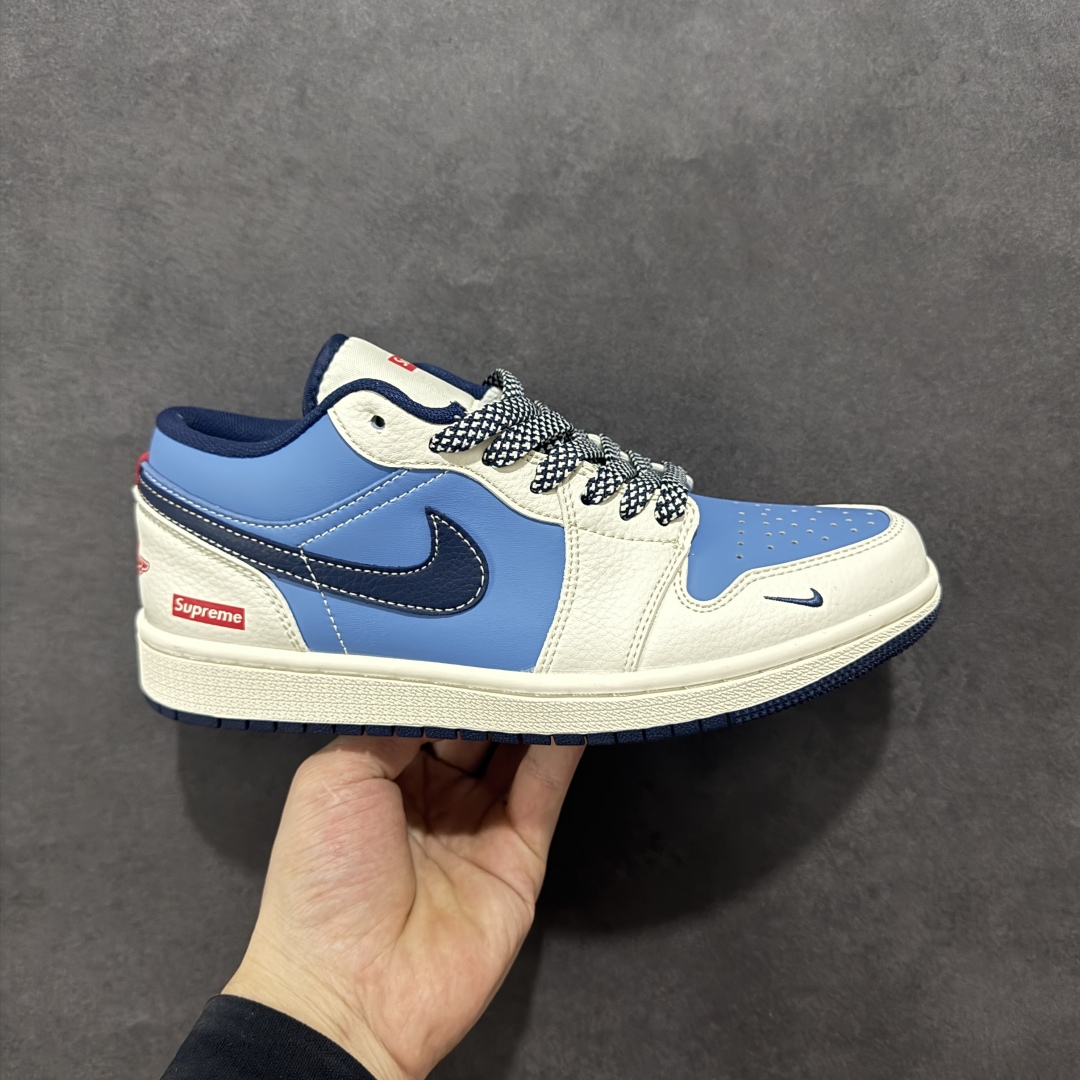 【定制版】Supreme x Air Jordan 1 Low Sup x 乔丹 低帮 联名蓝白红 AJ1 乔丹1代 乔丹篮球鞋系列 鞋身整体以蓝色皮革打造，搭配米白色皮革框架覆盖层，使鞋款十分百搭，鞋身两侧的Swoosh Logo采用深蓝色点缀，后跟Wings Logo辅以红色压印，鞋舌是网眼布材料，增强了透气性，鞋舌上Supreme字样采用红色点缀，鞋头处Nike Swoosh LLogo深蓝色刺绣妆点，后跟印有Supreme字样，彰显联名身份；最后以米白色中底搭配深蓝色橡胶外底完善整体设计收尾。 货号：XX2410-010 尺码：36 36.5 37.5 38 38.5 39 40 40.5 41 42 42.5 43 44 44.5 45-选品中心