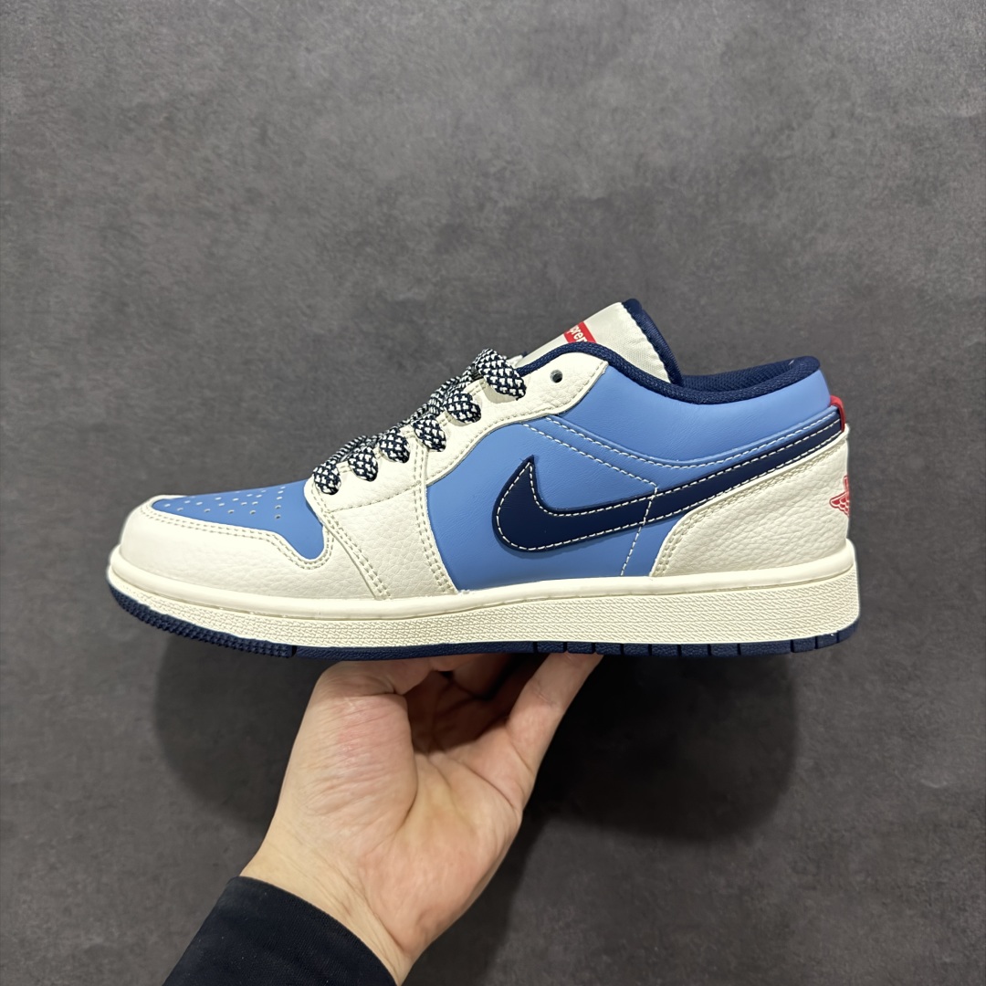 图片[2]-【定制版】Supreme x Air Jordan 1 Low Sup x 乔丹 低帮 联名蓝白红 AJ1 乔丹1代 乔丹篮球鞋系列 鞋身整体以蓝色皮革打造，搭配米白色皮革框架覆盖层，使鞋款十分百搭，鞋身两侧的Swoosh Logo采用深蓝色点缀，后跟Wings Logo辅以红色压印，鞋舌是网眼布材料，增强了透气性，鞋舌上Supreme字样采用红色点缀，鞋头处Nike Swoosh LLogo深蓝色刺绣妆点，后跟印有Supreme字样，彰显联名身份；最后以米白色中底搭配深蓝色橡胶外底完善整体设计收尾。 货号：XX2410-010 尺码：36 36.5 37.5 38 38.5 39 40 40.5 41 42 42.5 43 44 44.5 45-选品中心