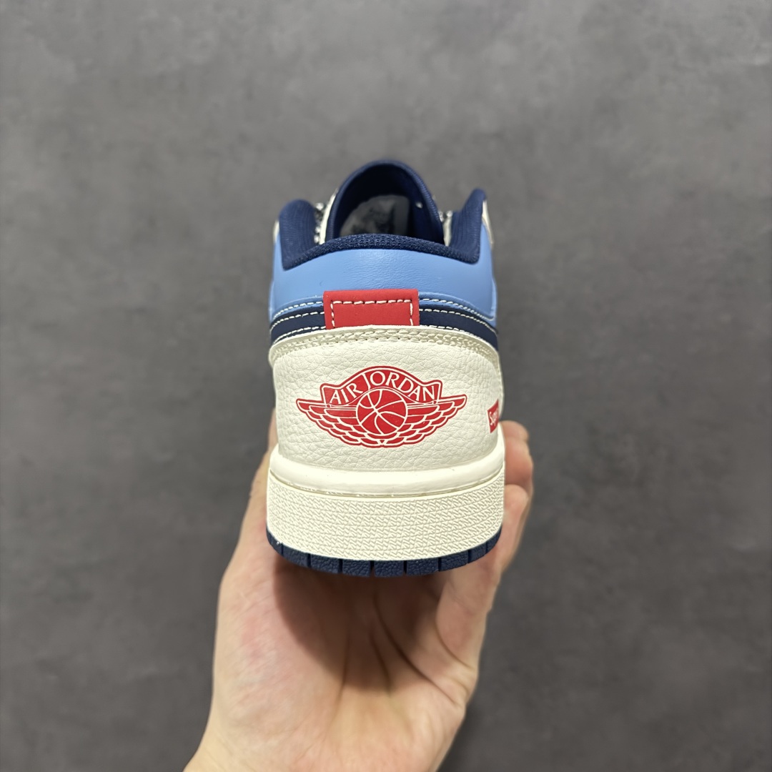 图片[4]-【定制版】Supreme x Air Jordan 1 Low Sup x 乔丹 低帮 联名蓝白红 AJ1 乔丹1代 乔丹篮球鞋系列 鞋身整体以蓝色皮革打造，搭配米白色皮革框架覆盖层，使鞋款十分百搭，鞋身两侧的Swoosh Logo采用深蓝色点缀，后跟Wings Logo辅以红色压印，鞋舌是网眼布材料，增强了透气性，鞋舌上Supreme字样采用红色点缀，鞋头处Nike Swoosh LLogo深蓝色刺绣妆点，后跟印有Supreme字样，彰显联名身份；最后以米白色中底搭配深蓝色橡胶外底完善整体设计收尾。 货号：XX2410-010 尺码：36 36.5 37.5 38 38.5 39 40 40.5 41 42 42.5 43 44 44.5 45-选品中心