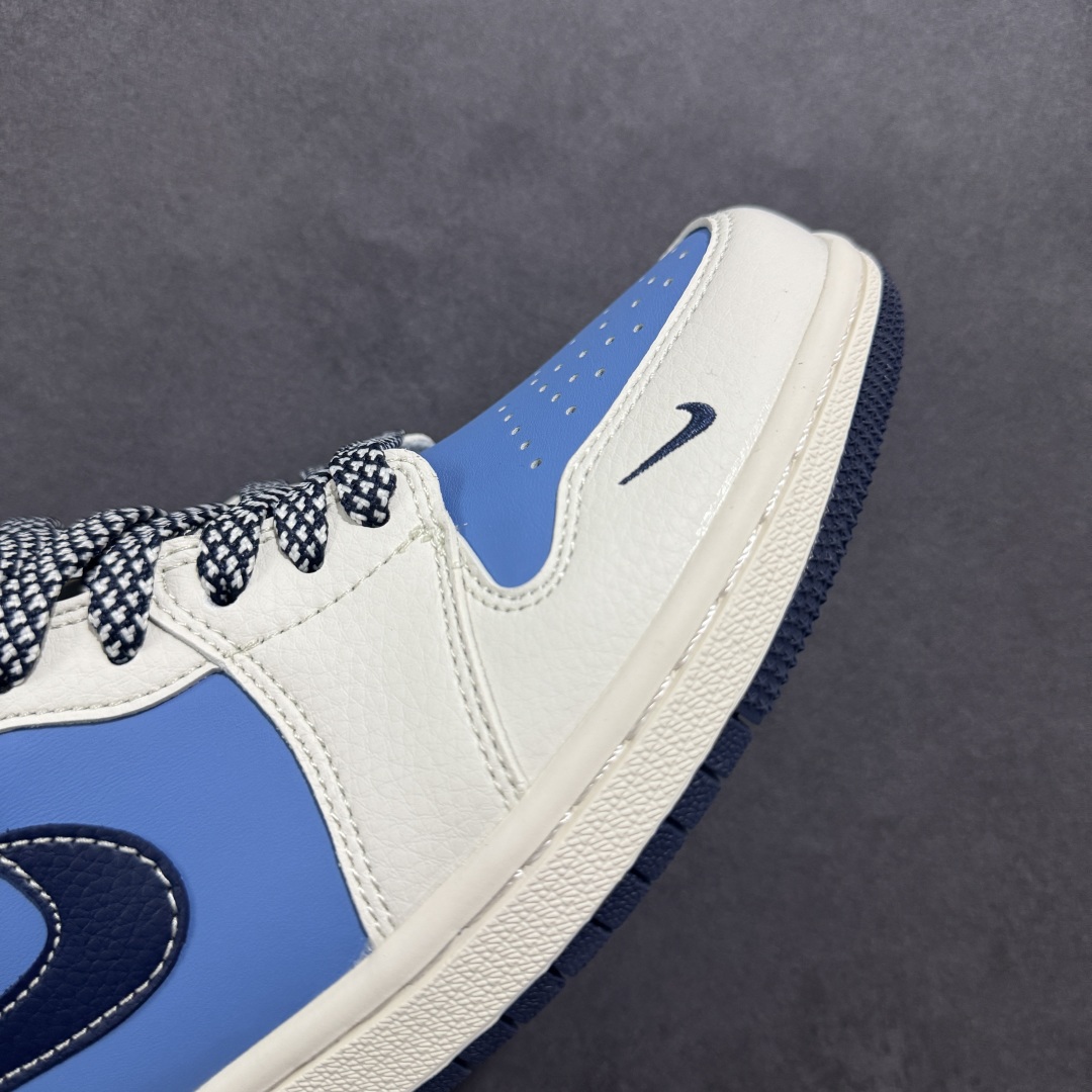 图片[5]-【定制版】Supreme x Air Jordan 1 Low Sup x 乔丹 低帮 联名蓝白红 AJ1 乔丹1代 乔丹篮球鞋系列 鞋身整体以蓝色皮革打造，搭配米白色皮革框架覆盖层，使鞋款十分百搭，鞋身两侧的Swoosh Logo采用深蓝色点缀，后跟Wings Logo辅以红色压印，鞋舌是网眼布材料，增强了透气性，鞋舌上Supreme字样采用红色点缀，鞋头处Nike Swoosh LLogo深蓝色刺绣妆点，后跟印有Supreme字样，彰显联名身份；最后以米白色中底搭配深蓝色橡胶外底完善整体设计收尾。 货号：XX2410-010 尺码：36 36.5 37.5 38 38.5 39 40 40.5 41 42 42.5 43 44 44.5 45-选品中心