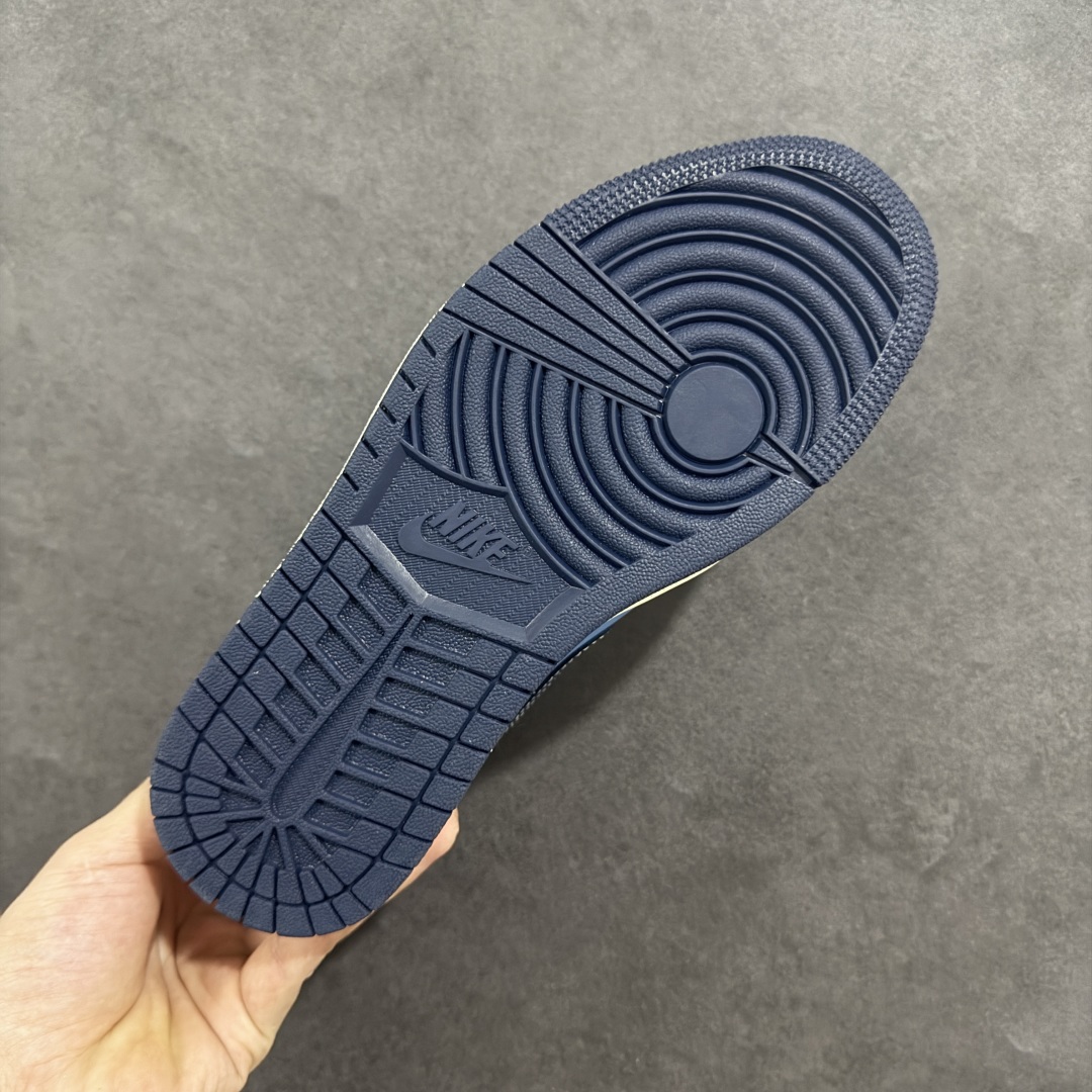 图片[9]-【定制版】Supreme x Air Jordan 1 Low Sup x 乔丹 低帮 联名蓝白红 AJ1 乔丹1代 乔丹篮球鞋系列 鞋身整体以蓝色皮革打造，搭配米白色皮革框架覆盖层，使鞋款十分百搭，鞋身两侧的Swoosh Logo采用深蓝色点缀，后跟Wings Logo辅以红色压印，鞋舌是网眼布材料，增强了透气性，鞋舌上Supreme字样采用红色点缀，鞋头处Nike Swoosh LLogo深蓝色刺绣妆点，后跟印有Supreme字样，彰显联名身份；最后以米白色中底搭配深蓝色橡胶外底完善整体设计收尾。 货号：XX2410-010 尺码：36 36.5 37.5 38 38.5 39 40 40.5 41 42 42.5 43 44 44.5 45-选品中心