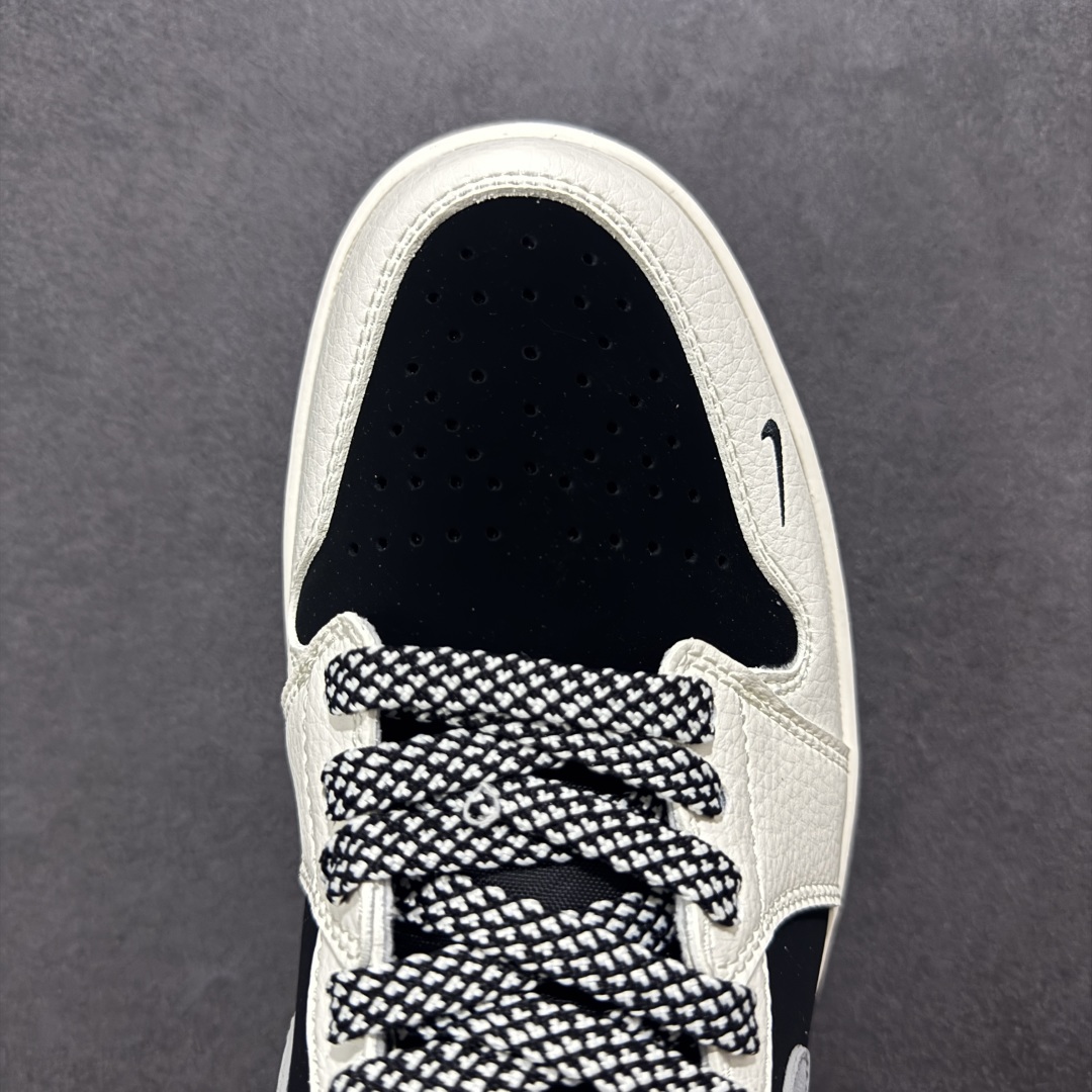 图片[8]-【定制版】Supreme x Air Jordan 1 Low Sup x 乔丹 低帮 联名黑白灰 AJ1 乔丹1代 乔丹篮球鞋系列 鞋身整体以黑色磨砂打造，搭配米白色皮革框架覆盖层，使鞋款十分百搭，鞋身两侧的Swoosh Logo采用灰色点缀，后跟Wings Logo辅以黑色压印，鞋舌是网眼布材料，增强了透气性，鞋舌上Supreme字样采用红色点缀，鞋头处Nike Swoosh LLogo黑色刺绣妆点，后跟印有Supreme字样，彰显联名身份；最后以米白色中底搭配褐色橡胶外底完善整体设计收尾。 货号：XX2401-001 尺码：36 36.5 37.5 38 38.5 39 40 40.5 41 42 42.5 43 44 44.5 45-选品中心