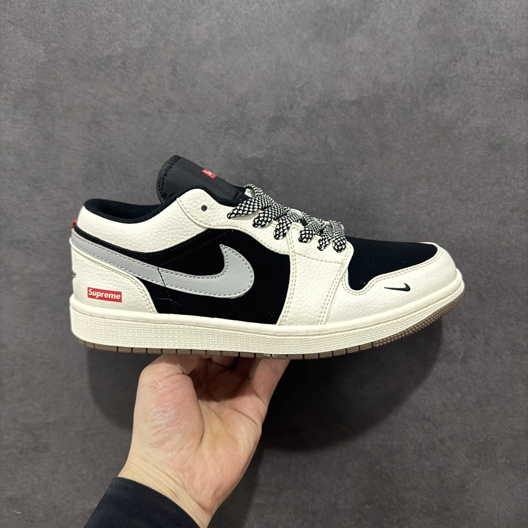 【定制版】Supreme x Air Jordan 1 Low Sup x 乔丹 低帮 联名黑白灰 AJ1 乔丹1代 乔丹篮球鞋系列 鞋身整体以黑色磨砂打造,搭配米白色皮革框架覆盖层,使鞋款十分百搭,鞋身两侧的Swoosh Logo采用灰色点缀,后跟Wings Logo辅以黑色压印,鞋舌是网眼布材料,增强了透气性,鞋舌上Supreme字样采用红色点缀,鞋头处Nike Swoosh LLogo黑色刺绣妆点,后跟印有Supreme字样,彰显联名身份;最后以米白色中底搭配褐色橡胶外底完善整体设计收尾。 货号:XX2401-001 尺码:36 36.5 37.5 38 38.5 39 40 40.5 41 42 42.5 43 44 44.5 45-选品中心