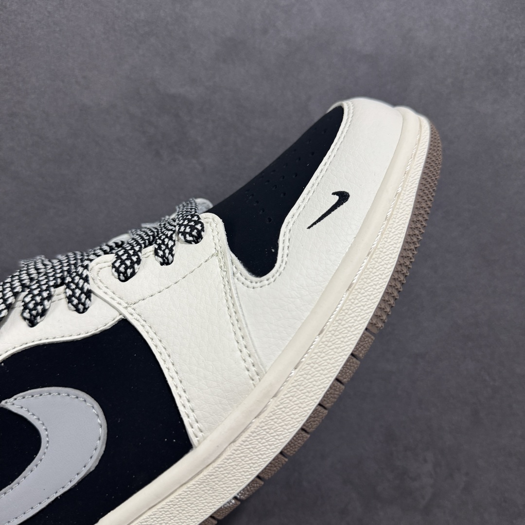 图片[5]-【定制版】Supreme x Air Jordan 1 Low Sup x 乔丹 低帮 联名黑白灰 AJ1 乔丹1代 乔丹篮球鞋系列 鞋身整体以黑色磨砂打造，搭配米白色皮革框架覆盖层，使鞋款十分百搭，鞋身两侧的Swoosh Logo采用灰色点缀，后跟Wings Logo辅以黑色压印，鞋舌是网眼布材料，增强了透气性，鞋舌上Supreme字样采用红色点缀，鞋头处Nike Swoosh LLogo黑色刺绣妆点，后跟印有Supreme字样，彰显联名身份；最后以米白色中底搭配褐色橡胶外底完善整体设计收尾。 货号：XX2401-001 尺码：36 36.5 37.5 38 38.5 39 40 40.5 41 42 42.5 43 44 44.5 45-选品中心