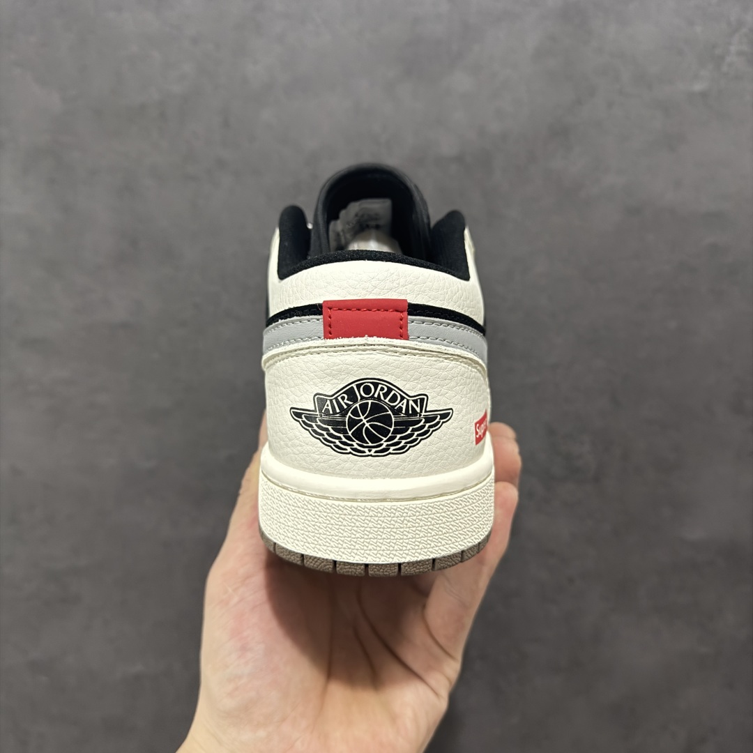 图片[4]-【定制版】Supreme x Air Jordan 1 Low Sup x 乔丹 低帮 联名黑白灰 AJ1 乔丹1代 乔丹篮球鞋系列 鞋身整体以黑色磨砂打造，搭配米白色皮革框架覆盖层，使鞋款十分百搭，鞋身两侧的Swoosh Logo采用灰色点缀，后跟Wings Logo辅以黑色压印，鞋舌是网眼布材料，增强了透气性，鞋舌上Supreme字样采用红色点缀，鞋头处Nike Swoosh LLogo黑色刺绣妆点，后跟印有Supreme字样，彰显联名身份；最后以米白色中底搭配褐色橡胶外底完善整体设计收尾。 货号：XX2401-001 尺码：36 36.5 37.5 38 38.5 39 40 40.5 41 42 42.5 43 44 44.5 45-选品中心