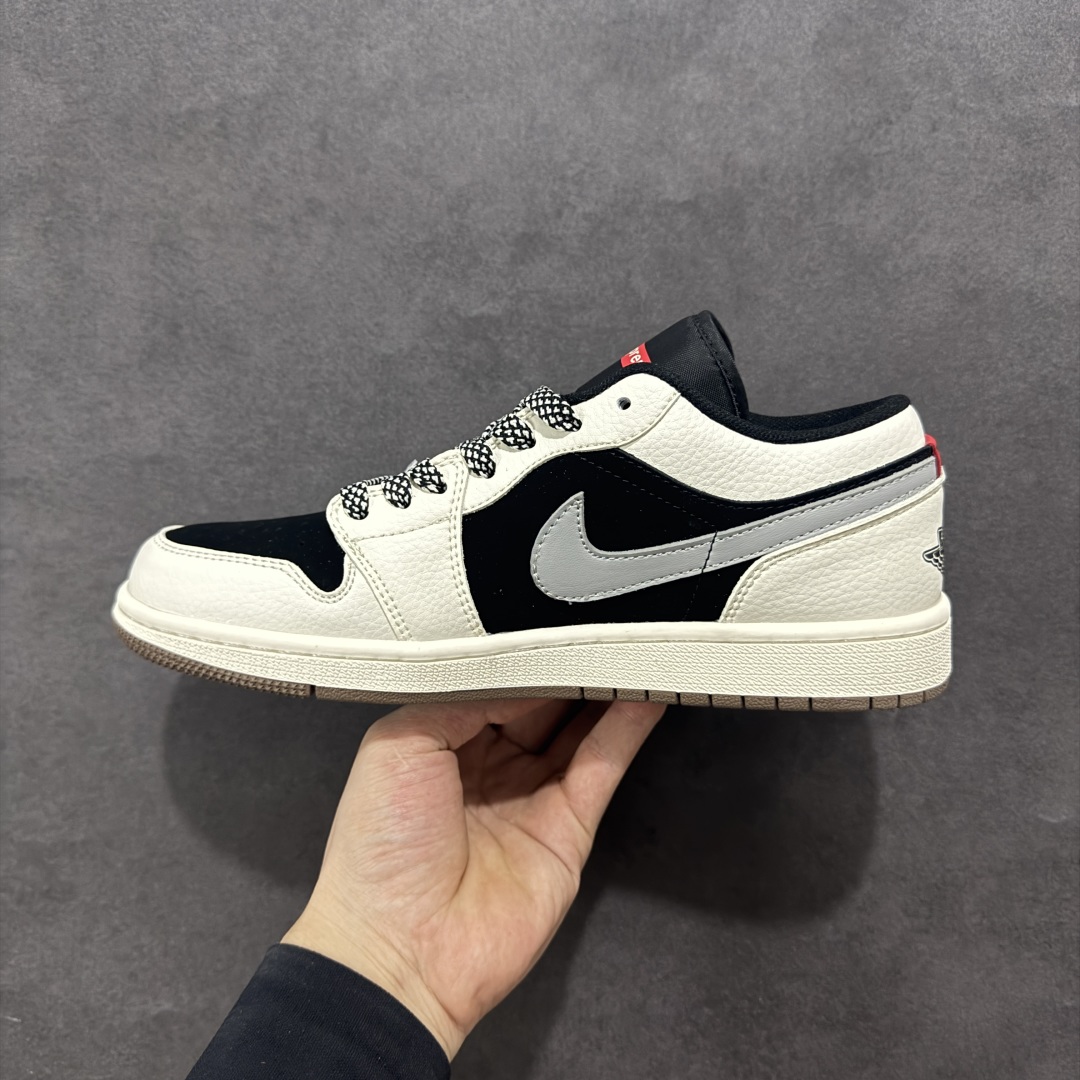 图片[2]-【定制版】Supreme x Air Jordan 1 Low Sup x 乔丹 低帮 联名黑白灰 AJ1 乔丹1代 乔丹篮球鞋系列 鞋身整体以黑色磨砂打造，搭配米白色皮革框架覆盖层，使鞋款十分百搭，鞋身两侧的Swoosh Logo采用灰色点缀，后跟Wings Logo辅以黑色压印，鞋舌是网眼布材料，增强了透气性，鞋舌上Supreme字样采用红色点缀，鞋头处Nike Swoosh LLogo黑色刺绣妆点，后跟印有Supreme字样，彰显联名身份；最后以米白色中底搭配褐色橡胶外底完善整体设计收尾。 货号：XX2401-001 尺码：36 36.5 37.5 38 38.5 39 40 40.5 41 42 42.5 43 44 44.5 45-选品中心
