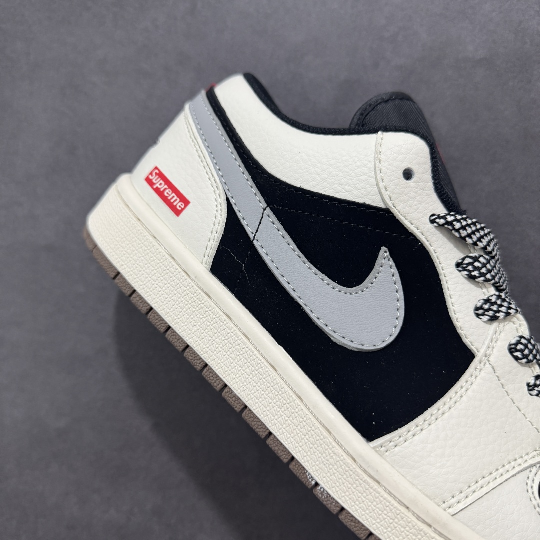 图片[6]-【定制版】Supreme x Air Jordan 1 Low Sup x 乔丹 低帮 联名黑白灰 AJ1 乔丹1代 乔丹篮球鞋系列 鞋身整体以黑色磨砂打造，搭配米白色皮革框架覆盖层，使鞋款十分百搭，鞋身两侧的Swoosh Logo采用灰色点缀，后跟Wings Logo辅以黑色压印，鞋舌是网眼布材料，增强了透气性，鞋舌上Supreme字样采用红色点缀，鞋头处Nike Swoosh LLogo黑色刺绣妆点，后跟印有Supreme字样，彰显联名身份；最后以米白色中底搭配褐色橡胶外底完善整体设计收尾。 货号：XX2401-001 尺码：36 36.5 37.5 38 38.5 39 40 40.5 41 42 42.5 43 44 44.5 45-选品中心