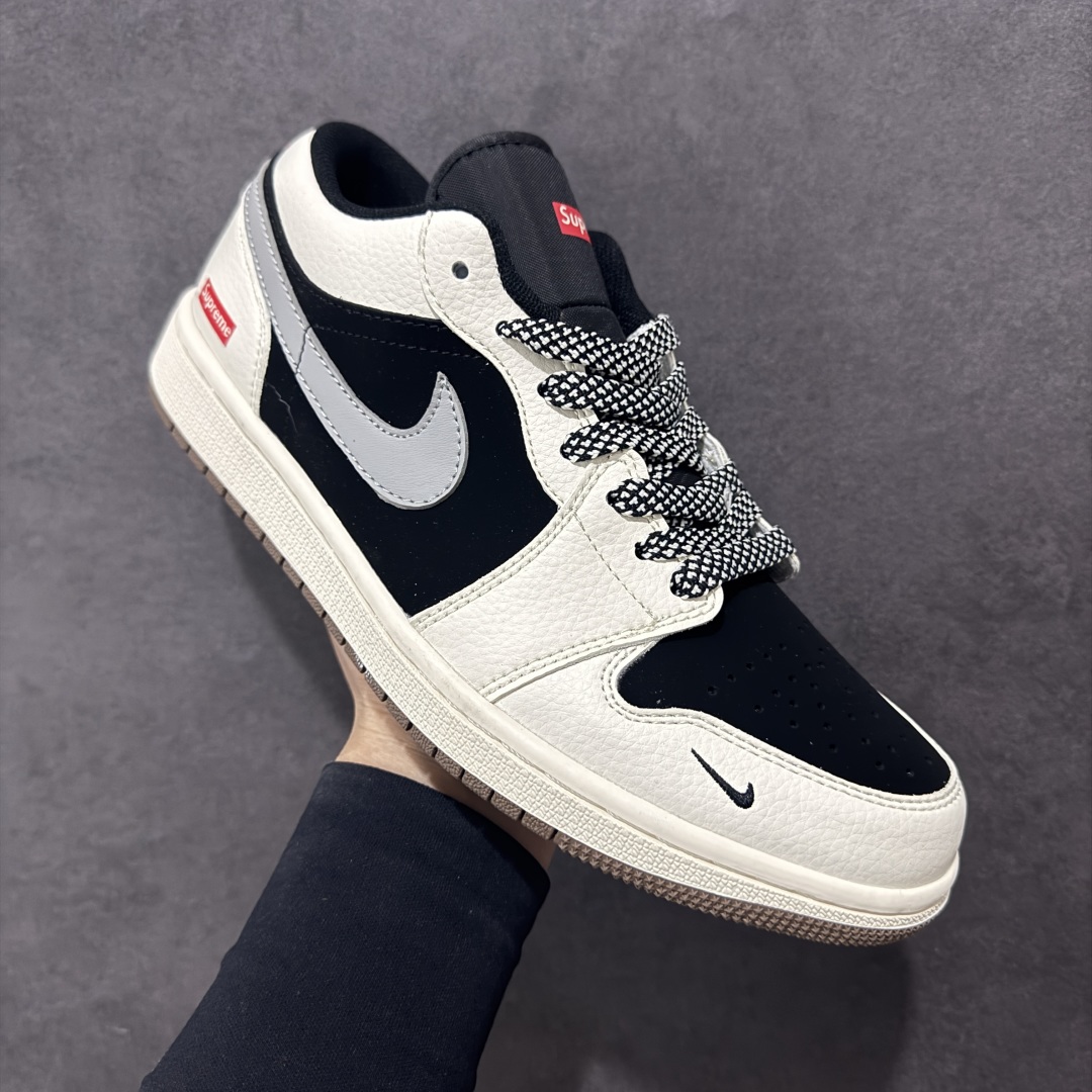 图片[3]-【定制版】Supreme x Air Jordan 1 Low Sup x 乔丹 低帮 联名黑白灰 AJ1 乔丹1代 乔丹篮球鞋系列 鞋身整体以黑色磨砂打造，搭配米白色皮革框架覆盖层，使鞋款十分百搭，鞋身两侧的Swoosh Logo采用灰色点缀，后跟Wings Logo辅以黑色压印，鞋舌是网眼布材料，增强了透气性，鞋舌上Supreme字样采用红色点缀，鞋头处Nike Swoosh LLogo黑色刺绣妆点，后跟印有Supreme字样，彰显联名身份；最后以米白色中底搭配褐色橡胶外底完善整体设计收尾。 货号：XX2401-001 尺码：36 36.5 37.5 38 38.5 39 40 40.5 41 42 42.5 43 44 44.5 45-选品中心