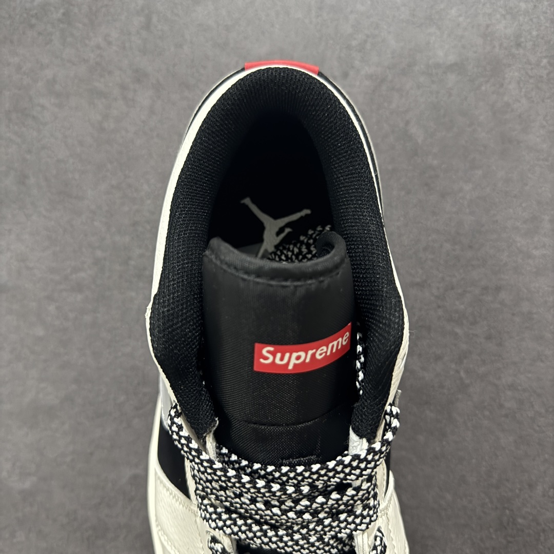 图片[7]-【定制版】Supreme x Air Jordan 1 Low Sup x 乔丹 低帮 联名黑白灰 AJ1 乔丹1代 乔丹篮球鞋系列 鞋身整体以黑色磨砂打造，搭配米白色皮革框架覆盖层，使鞋款十分百搭，鞋身两侧的Swoosh Logo采用灰色点缀，后跟Wings Logo辅以黑色压印，鞋舌是网眼布材料，增强了透气性，鞋舌上Supreme字样采用红色点缀，鞋头处Nike Swoosh LLogo黑色刺绣妆点，后跟印有Supreme字样，彰显联名身份；最后以米白色中底搭配褐色橡胶外底完善整体设计收尾。 货号：XX2401-001 尺码：36 36.5 37.5 38 38.5 39 40 40.5 41 42 42.5 43 44 44.5 45-选品中心