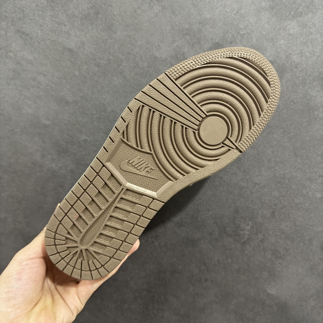 图片[9]-【定制版】Supreme x Air Jordan 1 Low Sup x 乔丹 低帮 联名黑白灰 AJ1 乔丹1代 乔丹篮球鞋系列 鞋身整体以黑色磨砂打造，搭配米白色皮革框架覆盖层，使鞋款十分百搭，鞋身两侧的Swoosh Logo采用灰色点缀，后跟Wings Logo辅以黑色压印，鞋舌是网眼布材料，增强了透气性，鞋舌上Supreme字样采用红色点缀，鞋头处Nike Swoosh LLogo黑色刺绣妆点，后跟印有Supreme字样，彰显联名身份；最后以米白色中底搭配褐色橡胶外底完善整体设计收尾。 货号：XX2401-001 尺码：36 36.5 37.5 38 38.5 39 40 40.5 41 42 42.5 43 44 44.5 45-选品中心