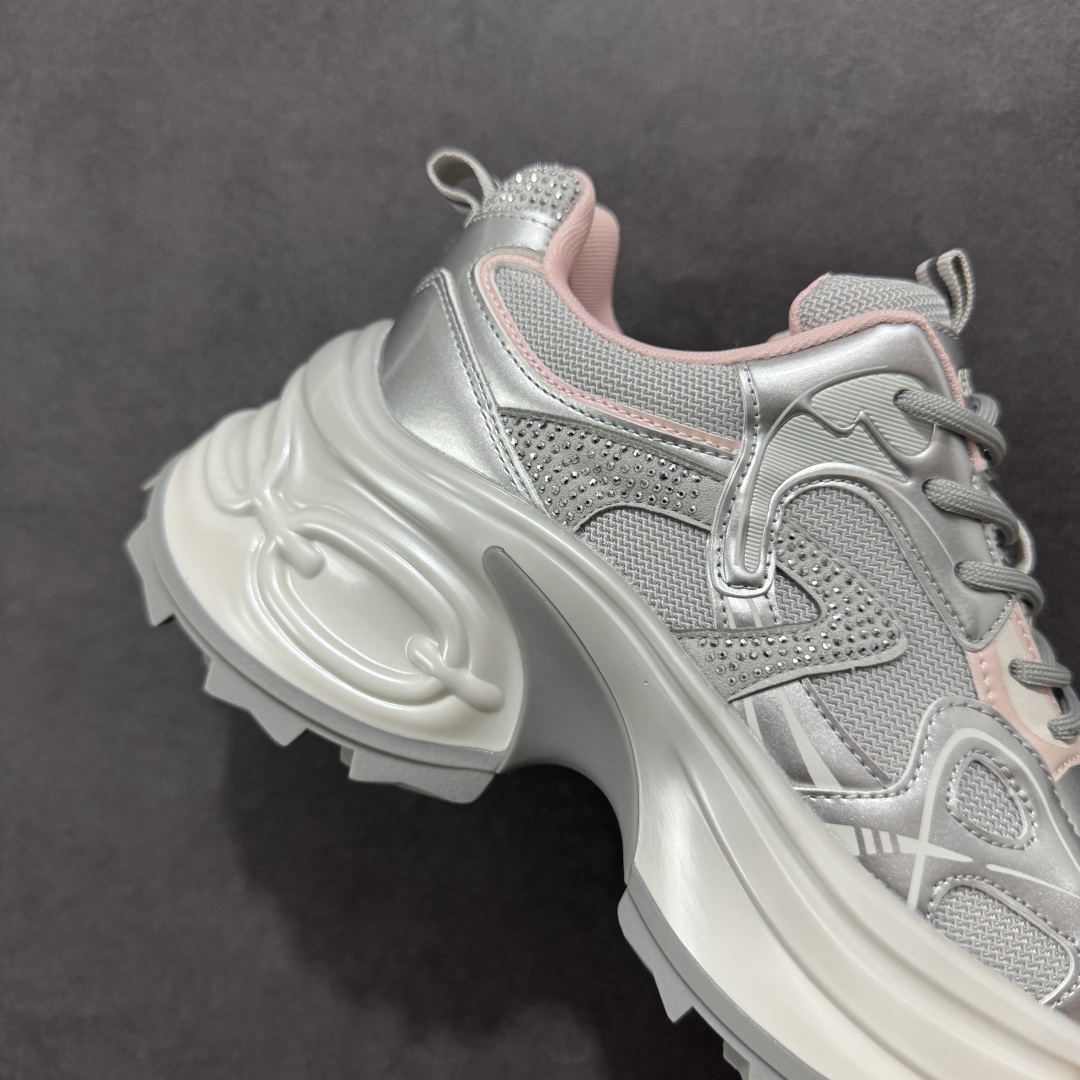 图片[6]-【公司级】GG-CC 2025新款厚底增高休闲运动老爹鞋系列 #广东大厂出品 7CM厚底增高 星河粒子 银白粉色 银角大王 完美细节 25ss春季新款厚底增高 大长腿 时髦look轻松定格 不费力展现率性氛围 高档银盒 酷帅机能风不规则设计大底 拼色造型设计 轻便舒适百搭 GGCC银白配色好温柔 三层组合月牙底 柔软有弹性的月牙底和增加舒适度显腿长的7cm增高 长时间走路和站立都不累脚舒适度和少女感 厚底增高 不管怎么搭都好看~ 尺码： 35 36 37 38 39 40-选品中心