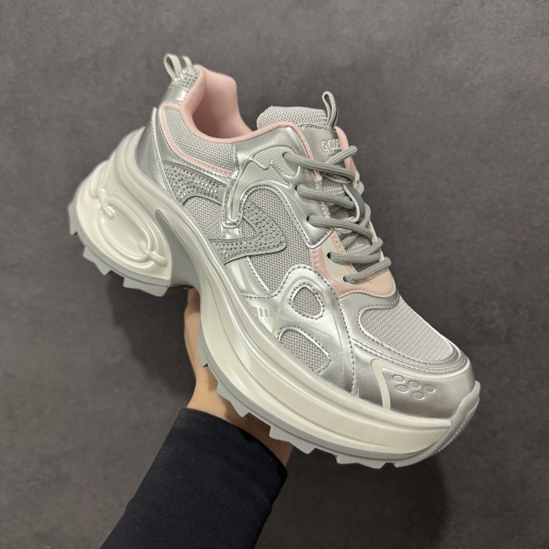图片[3]-【公司级】GG-CC 2025新款厚底增高休闲运动老爹鞋系列 #广东大厂出品 7CM厚底增高 星河粒子 银白粉色 银角大王 完美细节 25ss春季新款厚底增高 大长腿 时髦look轻松定格 不费力展现率性氛围 高档银盒 酷帅机能风不规则设计大底 拼色造型设计 轻便舒适百搭 GGCC银白配色好温柔 三层组合月牙底 柔软有弹性的月牙底和增加舒适度显腿长的7cm增高 长时间走路和站立都不累脚舒适度和少女感 厚底增高 不管怎么搭都好看~ 尺码： 35 36 37 38 39 40-选品中心