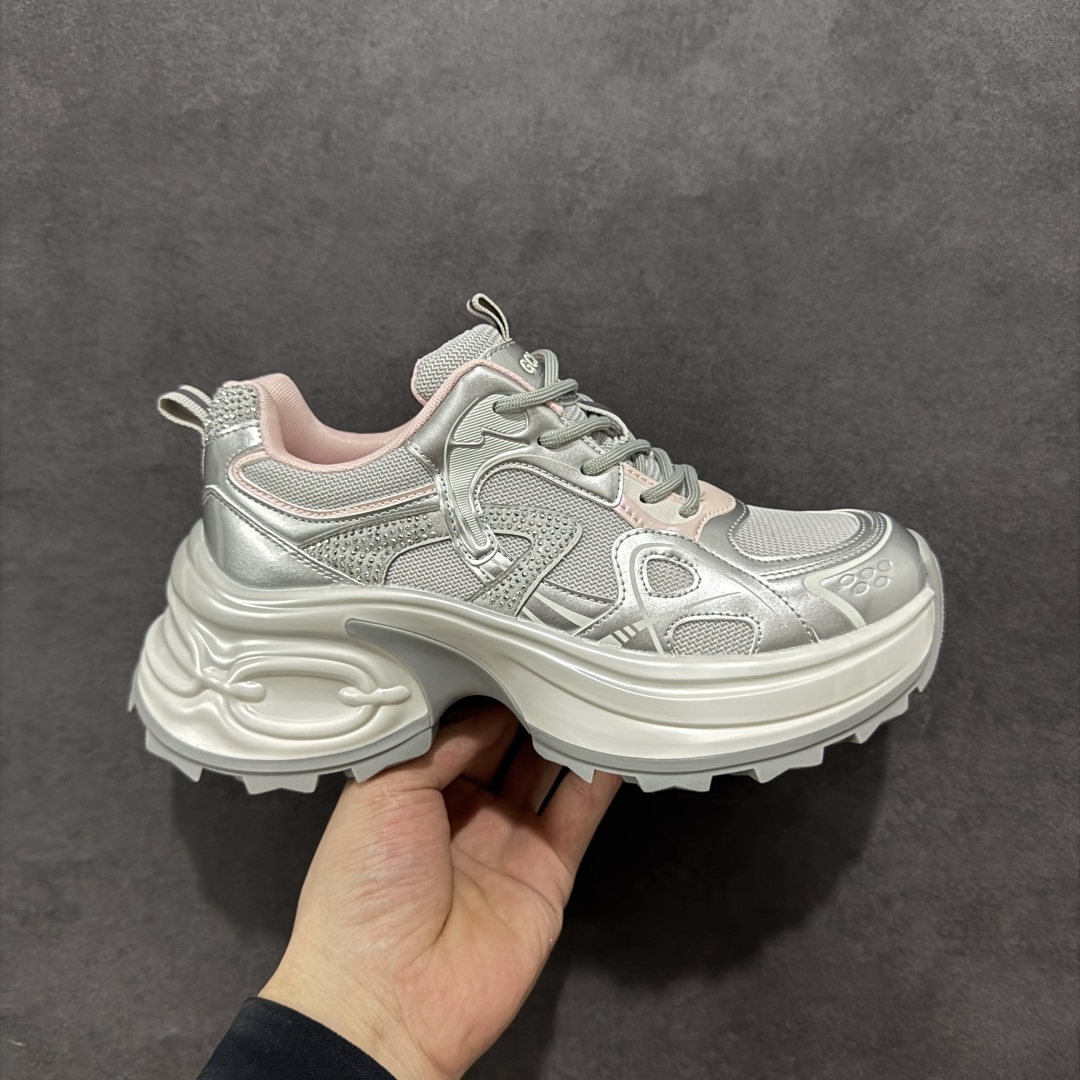 【公司级】GG-CC 2025新款厚底增高休闲运动老爹鞋系列 #广东大厂出品 7CM厚底增高 星河粒子 银白粉色 银角大王 完美细节 25ss春季新款厚底增高 大长腿 时髦look轻松定格 不费力展现率性氛围 高档银盒 酷帅机能风不规则设计大底 拼色造型设计 轻便舒适百搭 GGCC银白配色好温柔 三层组合月牙底 柔软有弹性的月牙底和增加舒适度显腿长的7cm增高 长时间走路和站立都不累脚舒适度和少女感 厚底增高 不管怎么搭都好看~ 尺码: 35 36 37 38 39 40-选品中心