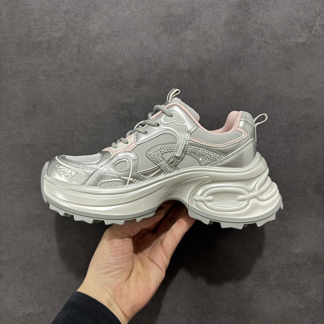 图片[2]-【公司级】GG-CC 2025新款厚底增高休闲运动老爹鞋系列 #广东大厂出品 7CM厚底增高 星河粒子 银白粉色 银角大王 完美细节 25ss春季新款厚底增高 大长腿 时髦look轻松定格 不费力展现率性氛围 高档银盒 酷帅机能风不规则设计大底 拼色造型设计 轻便舒适百搭 GGCC银白配色好温柔 三层组合月牙底 柔软有弹性的月牙底和增加舒适度显腿长的7cm增高 长时间走路和站立都不累脚舒适度和少女感 厚底增高 不管怎么搭都好看~ 尺码： 35 36 37 38 39 40-选品中心