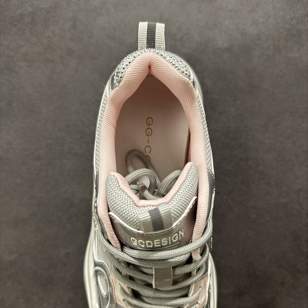 图片[7]-【公司级】GG-CC 2025新款厚底增高休闲运动老爹鞋系列 #广东大厂出品 7CM厚底增高 星河粒子 银白粉色 银角大王 完美细节 25ss春季新款厚底增高 大长腿 时髦look轻松定格 不费力展现率性氛围 高档银盒 酷帅机能风不规则设计大底 拼色造型设计 轻便舒适百搭 GGCC银白配色好温柔 三层组合月牙底 柔软有弹性的月牙底和增加舒适度显腿长的7cm增高 长时间走路和站立都不累脚舒适度和少女感 厚底增高 不管怎么搭都好看~ 尺码： 35 36 37 38 39 40-选品中心